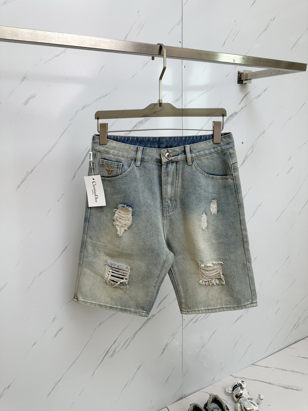 NO:424523,DIOR official website counter is available simultaneously, original singles are ruthless, super stylish 5-point denim shorts Customized original washing denim fabric, unique design, top-grade printing craft letter pattern logo, original hardware and auxiliary decoration, extremely top-notch jeans, the materials and craftsmanship are extremely luxurious and exquisite, extremely high-end, handsome and stylish, recommended, size 29-38,,dior, shorts, jeans, alexander wang19860909DIOR 官网专柜同步有售,原单狠货,超级有范儿的一款5分牛仔短裤 定制原版水洗牛仔面料,独特设计,顶级印花工艺字母图案logo,原版五金辅料装饰,极为翘楚的一款牛仔裤,用料与工艺都极致奢华精湛,档次极高,上身帅气有型,推荐,码数29—38,,dior,shorts,jeans,alexander wang,Men's clothing