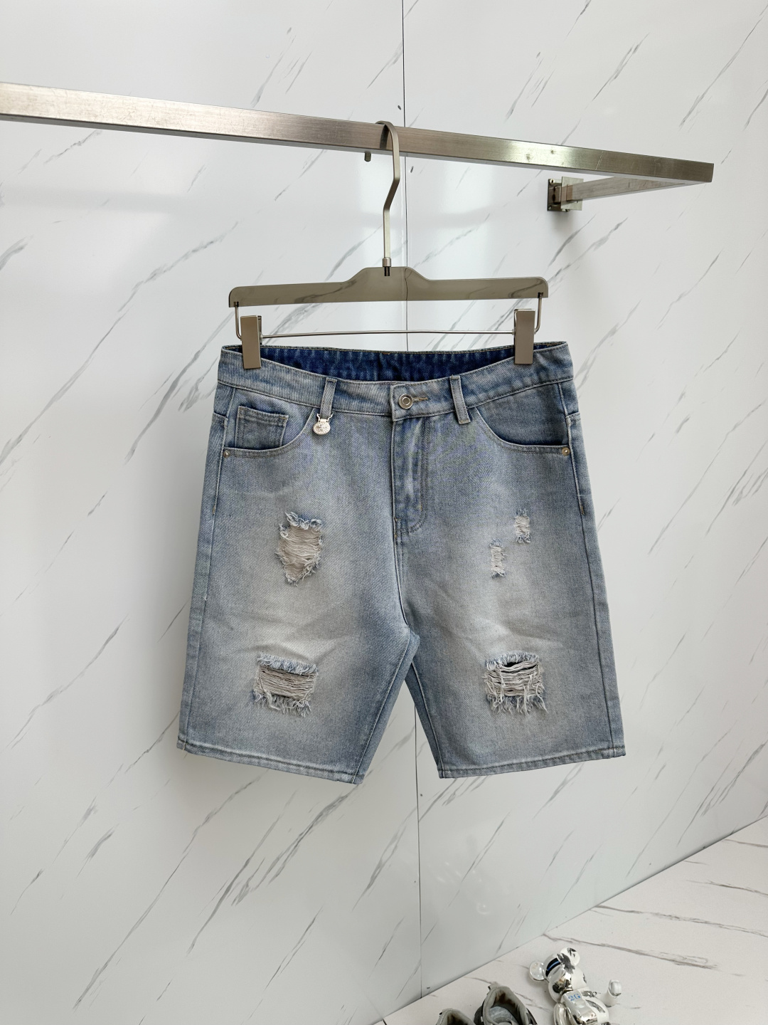 NO:424514,Versace is available for sale at the same time on the official website counter, original singles, super stylish 5-point denim shorts Customized original washing denim fabric, unique design, top-grade printing craft letter pattern logo, original hardware and auxiliary decoration, extremely superior jeans, the materials and craftsmanship are extremely luxurious and exquisite, extremely high-end, handsome and stylish, recommended, size 29-38, versace, shorts, jeans, alexander wang19860909范思哲 官网专柜同步有售,原单狠货,超级有范儿的一款5分牛仔短裤 定制原版水洗牛仔面料,独特设计,顶级印花工艺字母图案logo,原版五金辅料装饰,极为翘楚的一款牛仔裤,用料与工艺都极致奢华精湛,档次极高,上身帅气有型,推荐,码数29—38,,versace,shorts,jeans,alexander wang,Men's clothing