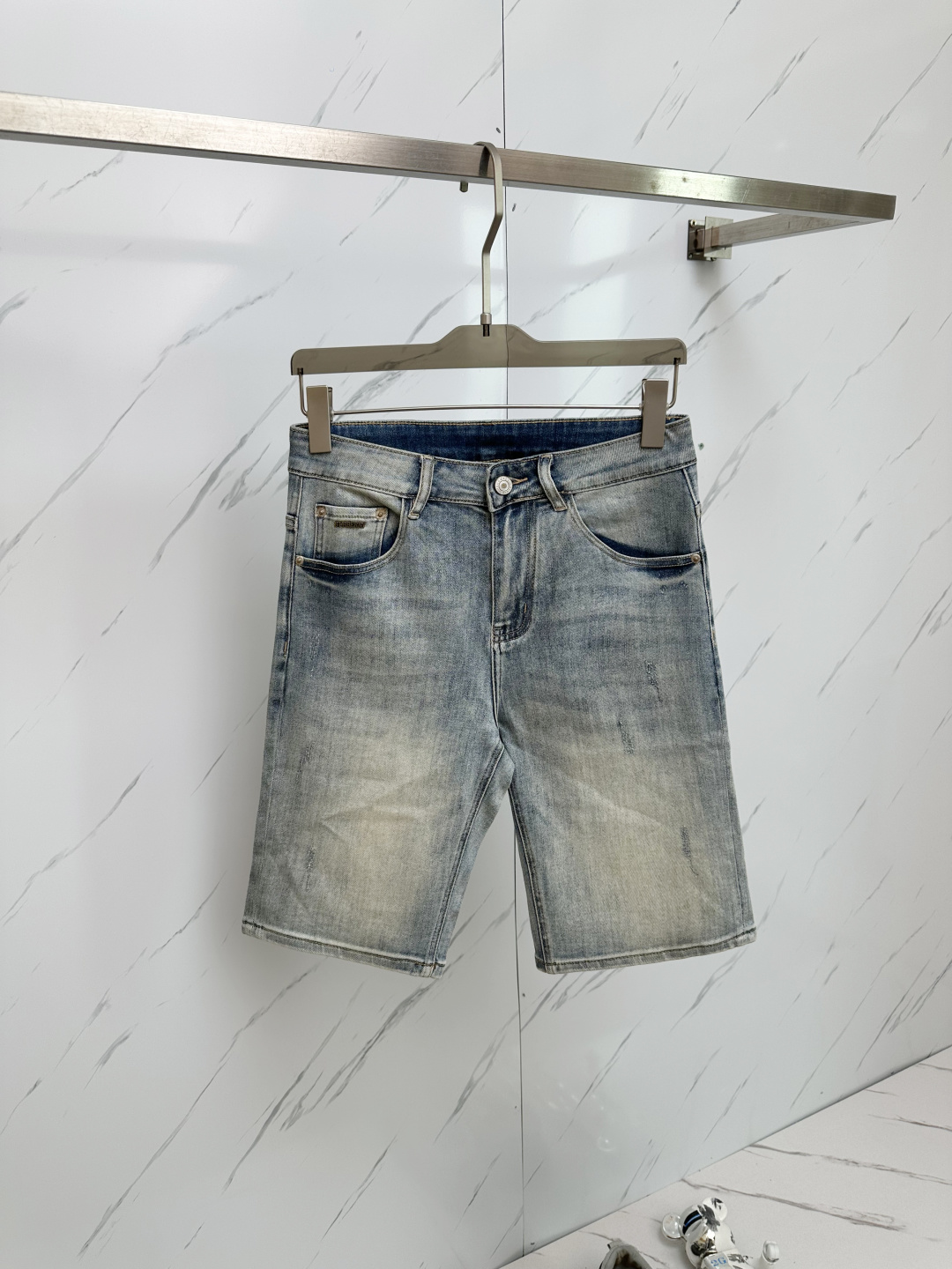 NO:424504,BURB official website counter is available simultaneously, original singles, super stylish 5-point denim shorts Customized original washing denim fabric, unique design, top-grade printed craft letter pattern logo, original hardware and auxiliary decoration, extremely top-notch jeans, the materials and craftsmanship are extremely luxurious and exquisite, extremely high-end, handsome and stylish, recommended, size 29-38, burberry, shorts, jeans, alexander wang19860909BURB 官网专柜同步有售,原单狠货,超级有范儿的一款5分牛仔短裤 定制原版水洗牛仔面料,独特设计,顶级印花工艺字母图案logo,原版五金辅料装饰,极为翘楚的一款牛仔裤,用料与工艺都极致奢华精湛,档次极高,上身帅气有型,推荐,码数29—38,,burberry,shorts,jeans,alexander wang,Men's clothing