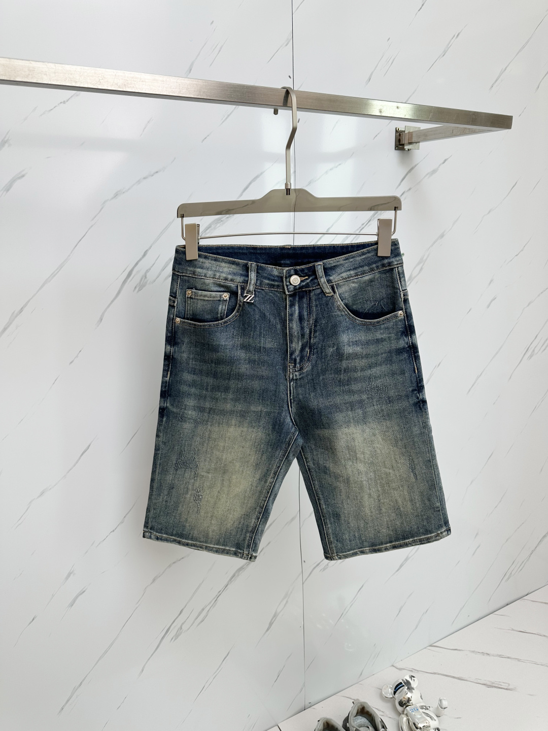 NO:424493,Jeannie's official counter is available at the same time, original singles are ruthless, super stylish 5-point denim shorts Customized original washing denim fabric, unique design, top-grade printing craft letter pattern logo, original hardware and auxiliary decoration, extremely superior jeans, the materials and craftsmanship are extremely luxurious and exquisite, extremely high-end, handsome and stylish, recommended, size 29-38, zegna, shorts, jeans, alexander wang19860909杰尼 官网专柜同步有售,原单狠货,超级有范儿的一款5分牛仔短裤 定制原版水洗牛仔面料,独特设计,顶级印花工艺字母图案logo,原版五金辅料装饰,极为翘楚的一款牛仔裤,用料与工艺都极致奢华精湛,档次极高,上身帅气有型,推荐,码数29—38,,zegna,shorts,jeans,alexander wang,Men's clothing