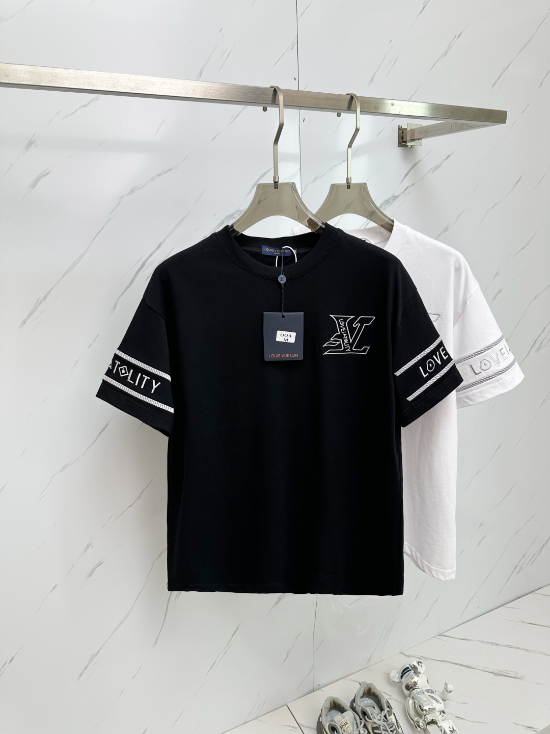 NO:412467,The latest model of the LV 25 counter is synchronized with the new short-sleeved T-shirt for men and women in spring and summer, and the counter is released simultaneously!  Customized exclusive pure cotton fabric, customized original craft threads, and chest heavy-work letter logo craft design!  Simple and generous, calm and versatile, extremely high-end, perfectly integrated with fashion and style, a top fashionable style that perfectly suits the outside wear!  The overall feeling is natural!  The ultimate classic versatile short-sleeved T-shirt is designed with the latest three-dimensional letter logo pattern elements!  The ultimate perfection of heavy industry!  Fans who pursue high quality are please buy them by themselves, and all fans who know the goods are invited to appreciate this model together!  !  Size M-3XL, louis vuitton, T-shirt,tees, t-shirt,alexander wang19860909LV 25专柜同步最新款 春夏新款男女同款短袖T恤,专柜同步发售！定制专属纯棉面料,定制原版工艺螺纹,胸前重工字母logo工艺设计！简约大方,从容百搭,档次极高,完美融入时尚还有风情感一款完美符合外穿的顶尖时髦气质款！整体给人浑然天成的感觉！极致经典的百搭型短袖T恤,采用最新的立体字母logo图案元素设计！极致的重工极致的完美！追求高品质的粉丝们请自行抢购,诚邀所有识货的粉丝一同鉴赏此款！！ 尺码M-3XL,,louis vuitton,T-shirt,tees，t-shirt,alexander wang,Men's clothing