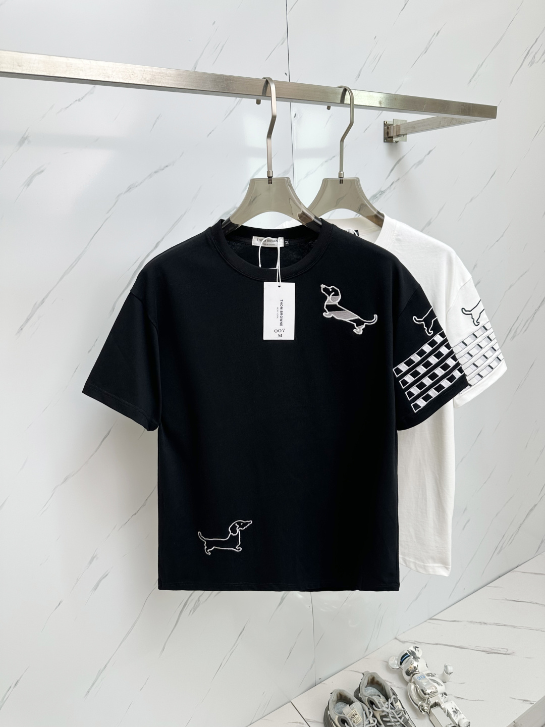 NO:412403,The latest model of TB 25 counters is synchronized with the new short-sleeved T-shirts for men and women in spring and summer, and the counters are released simultaneously!  Customized exclusive pure cotton fabric, customized original craft threads, and chest heavy-work letter logo craft design!  Simple and generous, calm and versatile, extremely high-end, perfectly integrated with fashion and style, a top fashionable style that perfectly suits the outside wear!  The overall feeling is natural!  The ultimate classic versatile short-sleeved T-shirt is designed with the latest three-dimensional letter logo pattern elements!  The ultimate perfection of heavy industry!  Fans who pursue high quality are please buy them by themselves, and all fans who know the goods are invited to appreciate this model together!  !  Size M-3XL, T-shirt,tees,t-shirt,alexander wang19860909TB 25专柜同步最新款 春夏新款男女同款短袖T恤,专柜同步发售！定制专属纯棉面料,定制原版工艺螺纹,胸前重工字母logo工艺设计！简约大方,从容百搭,档次极高,完美融入时尚还有风情感一款完美符合外穿的顶尖时髦气质款！整体给人浑然天成的感觉！极致经典的百搭型短袖T恤,采用最新的立体字母logo图案元素设计！极致的重工极致的完美！追求高品质的粉丝们请自行抢购,诚邀所有识货的粉丝一同鉴赏此款！！ 尺码M-3XL,,T-shirt,tees，t-shirt,alexander wang,Men's clothing