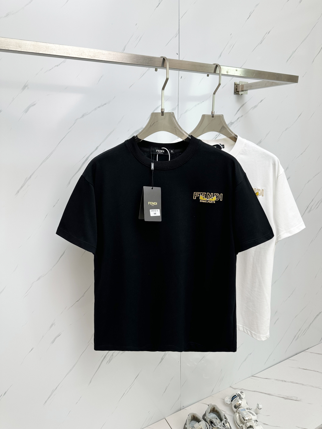 NO:412454,The latest model of FD 25 counters is synchronized with the new short-sleeved T-shirts for men and women in spring and summer, and the counters are released simultaneously!  Customized exclusive pure cotton fabric, customized original craft threads, and chest heavy-work letter logo craft design!  Simple and generous, calm and versatile, extremely high-end, perfectly integrated with fashion and style, a top fashionable style that perfectly suits the outside wear!  The overall feeling is natural!  The ultimate classic versatile short-sleeved T-shirt is designed with the latest three-dimensional letter logo pattern elements!  The ultimate perfection of heavy industry!  Fans who pursue high quality are please buy them by themselves, and all fans who know the goods are invited to appreciate this model together!  !  Size M-3XL, T-shirt,tees,t-shirt,alexander wang19860909FD 25专柜同步最新款 春夏新款男女同款短袖T恤,专柜同步发售！定制专属纯棉面料,定制原版工艺螺纹,胸前重工字母logo工艺设计！简约大方,从容百搭,档次极高,完美融入时尚还有风情感一款完美符合外穿的顶尖时髦气质款！整体给人浑然天成的感觉！极致经典的百搭型短袖T恤,采用最新的立体字母logo图案元素设计！极致的重工极致的完美！追求高品质的粉丝们请自行抢购,诚邀所有识货的粉丝一同鉴赏此款！！ 尺码M-3XL,,T-shirt,tees，t-shirt,alexander wang,Men's clothing