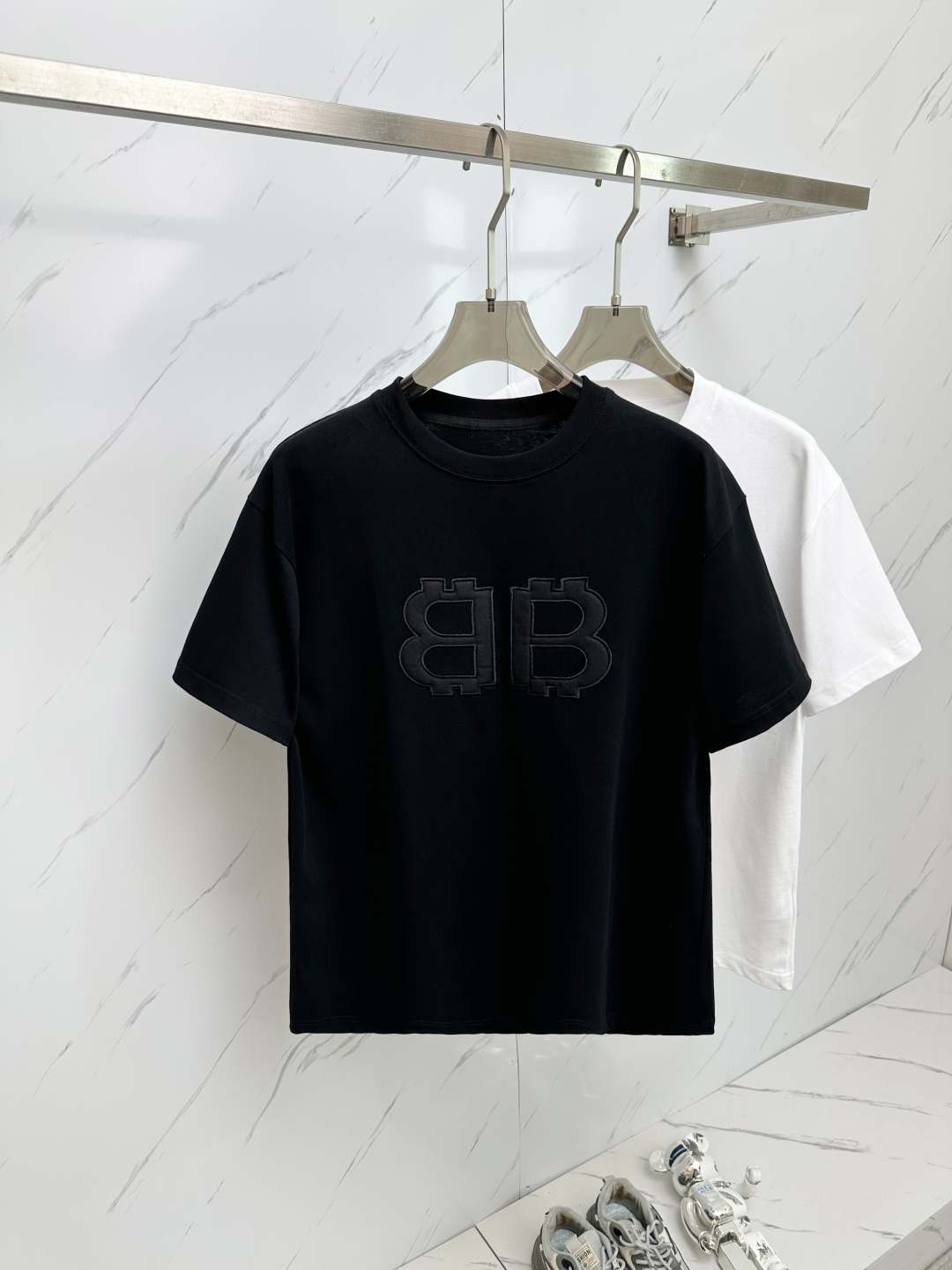 NO:412447,The latest model of BAL 25 counters is synchronized with the new spring and summer short-sleeved T-shirts for men and women, and the counters are released simultaneously!  Customized exclusive pure cotton fabric, customized original craft threads, and chest heavy-work letter logo craft design!  Simple and generous, calm and versatile, extremely high-end, perfectly integrated with fashion and style, a top fashionable style that perfectly suits the outside wear!  The overall feeling is natural!  The ultimate classic versatile short-sleeved T-shirt is designed with the latest three-dimensional letter logo pattern elements!  The ultimate perfection of heavy industry!  Fans who pursue high quality are please buy them by themselves, and all fans who know the goods are invited to appreciate this model together!  !  Size M-3XL, T-shirt,tees,t-shirt,alexander wang19860909BAL 25专柜同步最新款 春夏新款男女同款短袖T恤,专柜同步发售！定制专属纯棉面料,定制原版工艺螺纹,胸前重工字母logo工艺设计！简约大方,从容百搭,档次极高,完美融入时尚还有风情感一款完美符合外穿的顶尖时髦气质款！整体给人浑然天成的感觉！极致经典的百搭型短袖T恤,采用最新的立体字母logo图案元素设计！极致的重工极致的完美！追求高品质的粉丝们请自行抢购,诚邀所有识货的粉丝一同鉴赏此款！！ 尺码M-3XL,,T-shirt,tees，t-shirt,alexander wang,Men's clothing