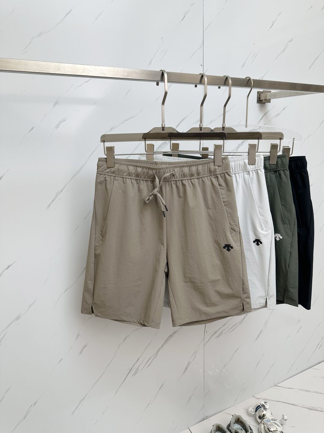 NO:419451,DiSant Micro Standard Quick-Drying Shorts *Imported fabric function, outdoor and urban leisure, rejecting the hot, refreshing and comfortable new experience!  *Iconic logo The waterproof zipper pocket design on both sides is super considerate, so you don’t have to worry about losing your phone and keys. The elastic waistband and drawstring are freely adjusted, easy to put on and take off and comfortable. It is not only a pair of shorts, but also a pursuit of quality life and an expression of personality. Whether it is outdoor travel or daily outfit, it will be your best choice. The same style for men and women, four colors are in line with hair M-3Xl, shorts, alexander wang19860909迪桑特 微标速干短裤 *进口面料机能户外与城市休闲于一体拒绝闷热,清爽舒适新体验！ *标志性logo 两侧防水拉链口袋设计超贴心,放手机、钥匙完全不用担心丢失.弹性腰带加抽绳,可自由调节,穿脱方便还舒适.它不仅是一条短裤,更是一种对品质生活的追求,对个性的表达.无论是户外出行或者日常穿搭它都将是你的最佳选择. 男女同款 四色齐发 M-3Xl,,shorts,alexander wang,Men's clothing