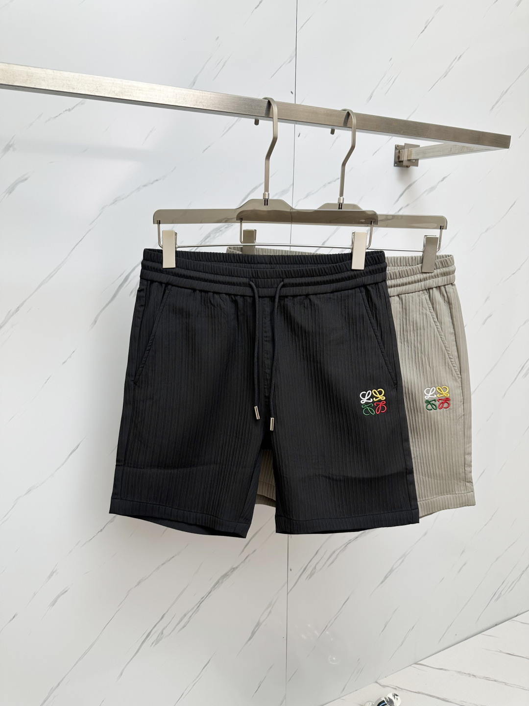 NO:419444,LVE Spring and Summer New Casual Shorts!  The official website is released simultaneously. Customized brand classic logo, customized fabric, excellent comfort, strong hand touch. Extremely recognizable, perfect quality craftsmanship. Size M-3XL,,louis vuitton, shorts, alexander wang19860909LVE 春夏新款休闲短裤！官网同步发售.定制品牌经典LOGO,定制面料,舒适度极好,手触感强烈.辨识度极高,完美品相工艺. 尺码M-3XL,,louis vuitton,shorts,alexander wang,Men's clothing