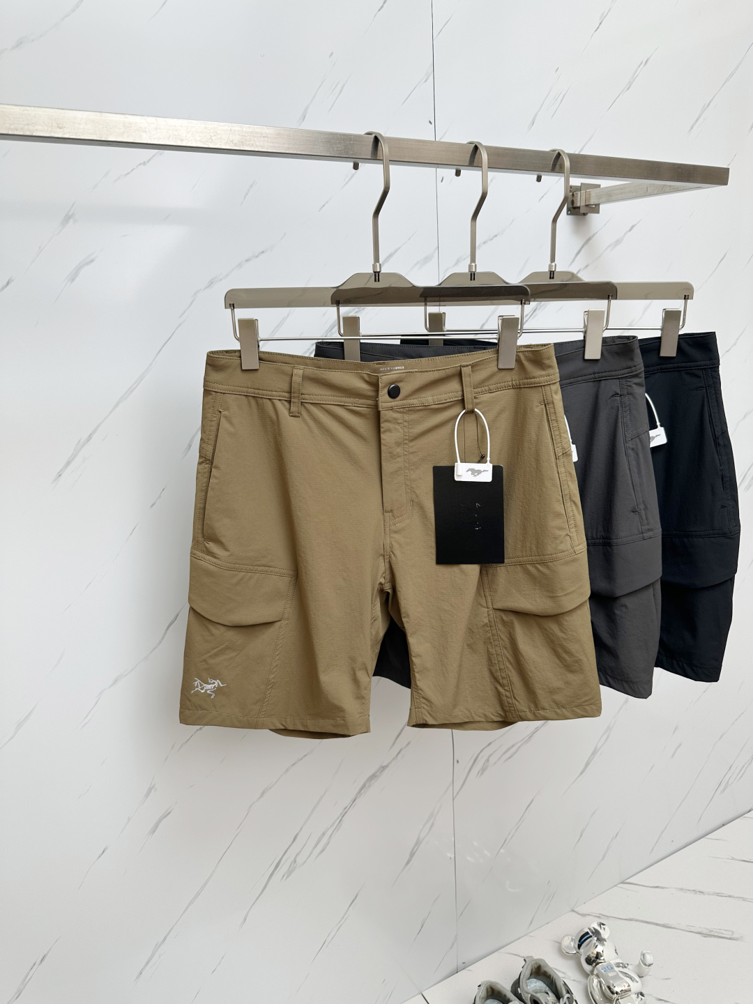 NO:419435,ARC'TERYX Archaeopteryx RAMPART PANT Workwear Quick-drying Breathable Shorts Men's ripstop texture Quick-drying Breathable Water-repellent Soft Shell Multi-bag Outdoor Workwear Shorts Lightweight Functional Fabric, ykk Japanese Zipper Fit Cut!  First-class texture!  Super versatile and easy to wear, the fabric is light and thin!  Quickly dry and breathable!  Super comfortable elastic waterproof Multi-zip design makes the pants look more fashionable and high-end High-end tear-proof plaid texture quick-dry elastic woven fabric Slim-fitting tailoring vertical design, cross-designed pockets Technology fabric, super positive style, quick-drying breathable elastic waterproof Color black-gray-blue-khaki Size M-3XL M hip circumference 53 Waist circumference 78 Trouser length 45.5 Recommended 55-60kg L hip circumference 55 Waist circumference 82 Trouser length 47 Recommended 60-70kg XL hip circumference 57 Waist circumference 86 Trouser length 48.5 Recommended 70-75kg 2XL hip circumference 59 Waist circumference 90 Trouser length 50 Recommended 75-85kg 3XL hip circumference 61 Waist circumference 94 Trouser length 51.5  Suggestions 85-95kg,arc'teryx,shorts,alexander wang19860909ARC'TERYX始祖鸟RAMPART PANT工装速干透气短裤 男士防撕裂格纹肌理速干透气防泼水软壳多袋户外工装短裤 轻量级机能面料,ykk 日本制拉链 合身裁剪！质感一流！超级百搭好穿 面料轻薄！速干透气！超级舒适 弹力防水 多拉链设计,让裤子更显时尚高端 高端防撕裂格纹肌理速干弹性梭织面料 修身剪裁 立裁设计, 交叉精心设计的口袋 科技面料,版型超正,速干透气弹力防水 颜色黑色-灰色-蓝色-卡其色 尺寸M-3XL M 臀围53 腰围78 裤长45.5 建议55-60kg L 臀围55 腰围82 裤长47 建议60-70kg XL 臀围57 腰围86 裤长48.5 建议70-75kg 2XL 臀围59 腰围90 裤长50 建议75-85kg 3XL 臀围61 腰围94 裤长51.5 建议85-95kg,arc'teryx,shorts,alexander wang,Men's clothing