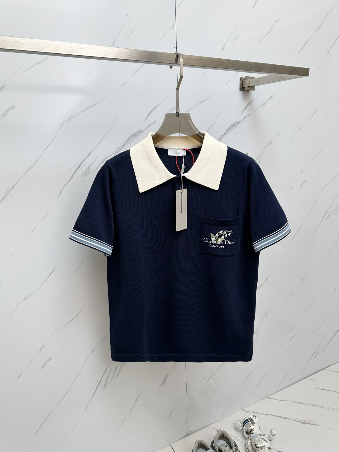 NO:419458,CD 25ss New Lily of the Valley Embroidered Sweater Cistian Dio Couture Lily of the Valley Embroidered Lapel Shirt is a new product in the fall 2025 series. Adds a high-order style to the basic items in the wardrobe. Elaborately made of blue cotton jersey knitted fabric. Engraved with Cistian Dio Couture embroidered with lily of the valley flowers. Tribute to Mr. Dio’s love for flowers. Casual and fashionable. Easy to match with various sizes S-XL,,dior,alexander wang19860909CD 25ss新款铃兰刺绣针织衫 Cistian Dio Couture 铃兰刺绣翻领衫是二零二五秋季系列新品 为衣橱的基本单品增添高订风范 采用蓝色棉质平纹针织面料精心制作 胸前口袋饰以 Cistian Dio Couture 刺绣 点缀以铃兰花朵 向 Dio 先生对花朵的热爱致敬 休闲时尚 可轻松搭配各式 尺寸 S-XL,,dior,alexander wang,Men's clothing