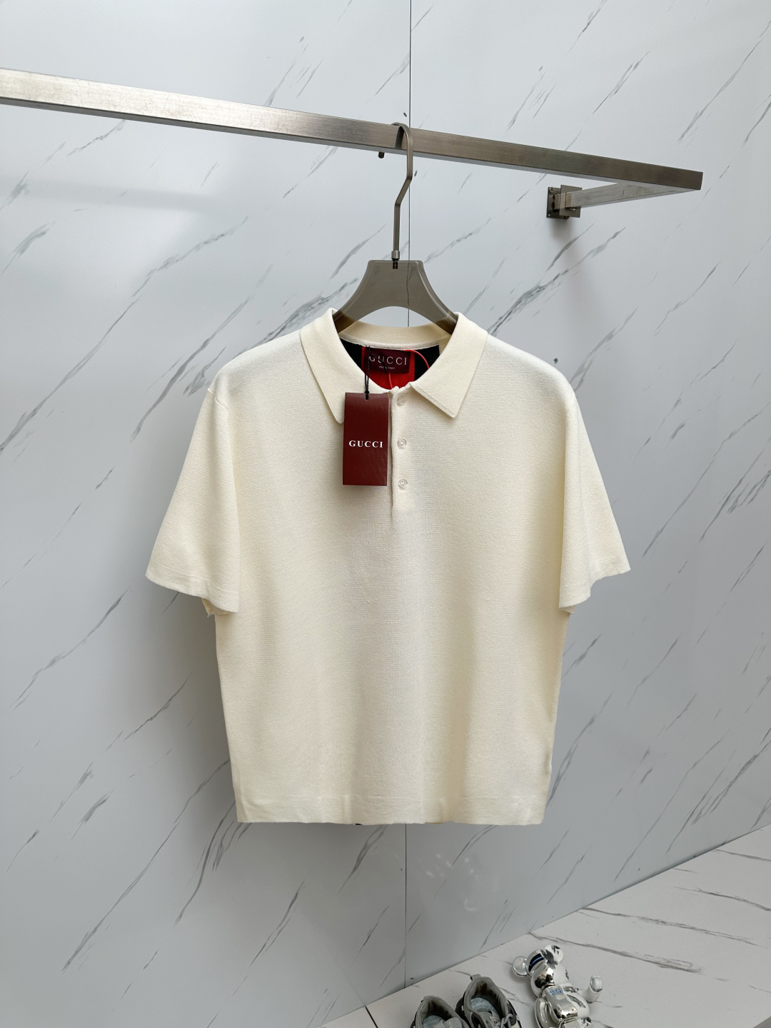 NO:419550,GUCCl 25ss summer Polo shirt, classic striped color-blocking dark green parallel bars covered with red thick bars, fixed dye yarn composition 72 wool 28 chemical fiber 12-needle imported loom 6 cloth pieces, fixed weaving high density, pure handmade infrared positioning and matching, while interpreting classic elements, creating a contemporary atmosphere, full custom fabric craftsmanship, same style as celebrities, comfortable and breathable Size S-XL,,gucci,alexander wang19860909GUCCl 25ss夏季Polo衫 后副经典条纹拼色 墨绿色双杠包覆红色粗杠 定染纱线成分72羊毛28化纤 12针进口织机 6个布片 定织高密度 纯手工红外定位拼格对位 诠释经典元素的同时 营造出当代气息 面料全订制工艺 明星同款舒适透气 尺寸 S-XL,,gucci,alexander wang,Men's clothing