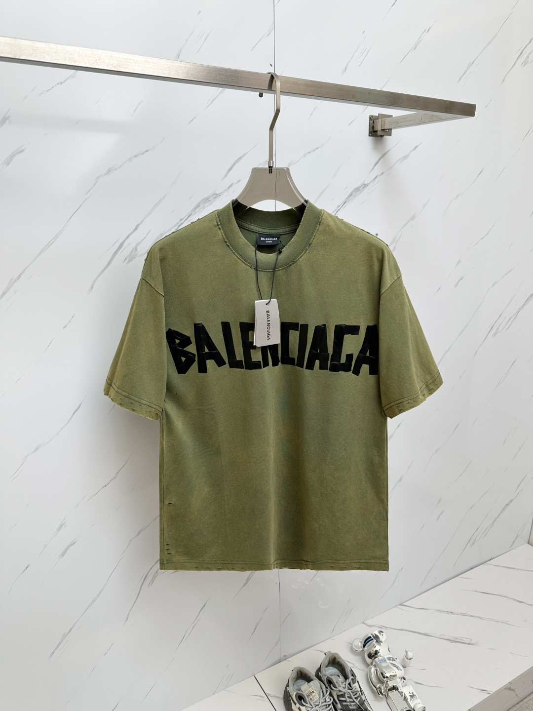 NO:419570,The latest model of BAL 25 counters is synchronized with the new spring and summer short-sleeved T-shirts for men and women, and the counters are released simultaneously!  Customized exclusive pure cotton fabric, customized original craft threads, and chest heavy-work letter logo craft design!  Simple and generous, calm and versatile, extremely high-end, perfectly integrated with fashion and style, a top fashionable style that perfectly suits the outside wear!  The overall feeling is natural!  The ultimate classic versatile short-sleeved T-shirt is designed with the latest three-dimensional letter logo pattern elements!  The ultimate perfection of heavy industry!  Fans who pursue high quality are please buy them by themselves, and all fans who know the goods are invited to appreciate this model together!  !  Size XS—L, T-shirt,tees,t-shirt,alexander wang19860909BAL 25专柜同步最新款 春夏新款男女同款短袖T恤,专柜同步发售！定制专属纯棉面料,定制原版工艺螺纹,胸前重工字母logo工艺设计！简约大方,从容百搭,档次极高,完美融入时尚还有风情感一款完美符合外穿的顶尖时髦气质款！整体给人浑然天成的感觉！极致经典的百搭型短袖T恤,采用最新的立体字母logo图案元素设计！极致的重工极致的完美！追求高品质的粉丝们请自行抢购,诚邀所有识货的粉丝一同鉴赏此款！！ 尺码XS—L,,T-shirt,tees，t-shirt,alexander wang,Men's clothing