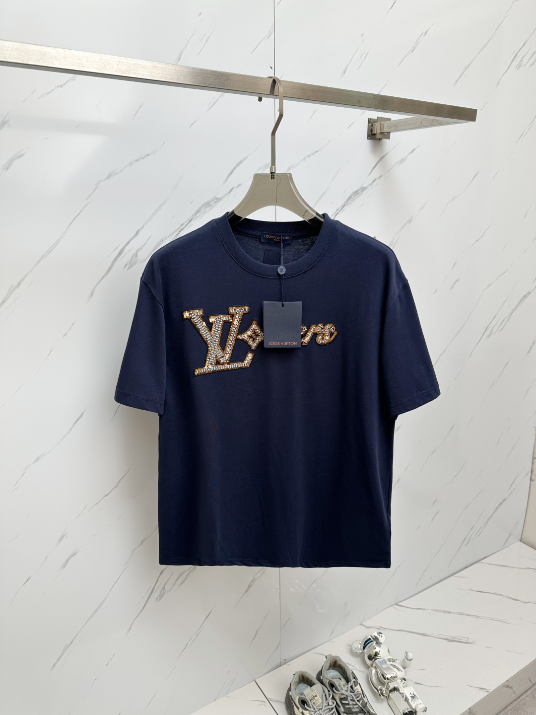 NO:419526,1V color letter embroidery sequin round neck short sleeves The fabric is made of 32 double yarns 280 grams pure cotton fabric, same color, same color, same color, front piece, high-quality, full, ten thousand needles embroidery, all undergo high-temperature pre-shrinkage, imported machines professionally made of os-style, same style, men and women, complete three standards, sizes Xs-L,,T-shirt,alexander wang198609091V彩色字母刺绣亮片圆领短袖 面料采用32支双纱280克纯棉面料 同缸同色织染螺纹 颜色一致 前片彩色精品饱满万针刺绣 做前均经过高温预缩工艺 进口机器专业对版制作 os版型 男女同款 三标齐全 尺寸 Xs-L,,T-shirt,alexander wang,Men's clothing