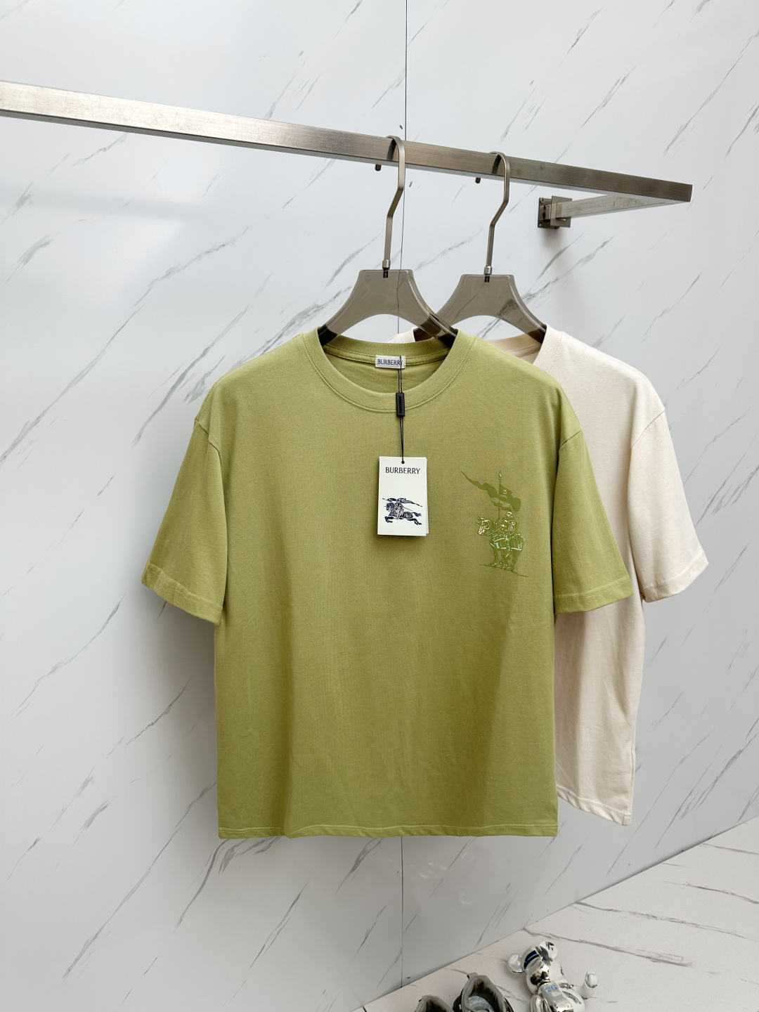 NO:419539,BBR New Equestrian Knight Logo Cotton Short-sleeved T-shirt The T-shirt is made of flat cotton fabric Decorated with new season Equestrian Knight Logo (EKD) prints Present regular style Rib knitted neckline Same as men and women Three-standard full sizes Size Xs-L,,T-shirt,tees,t-shirt,alexander wang19860909BBR 新款马术骑士徽标棉质短袖T恤 T恤衫选用平织棉质面料打造 装饰新季马术骑士徽标(EKD）印花 呈现常规版型 罗纹针织领口 男女同款 三标齐全 尺寸Xs-L,,T-shirt,tees，t-shirt,alexander wang,Men's clothing