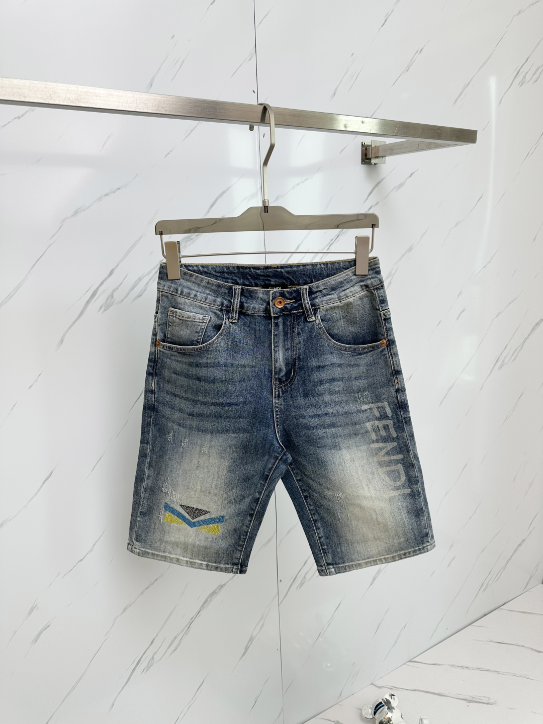 NO:474177,The official website counter is available at the same time, original singles are ruthless, super stylish 5-point denim shorts. Customized original washing denim fabric, unique design, top-grade printing craft letter pattern logo, original hardware and auxiliary decoration, extremely superior jeans. The materials and craftsmanship are extremely luxurious and exquisite, extremely high-end, handsome and stylish, recommended, digits 29-38, shorts, jeans, alexander wang19860909官网专柜同步有售,原单狠货,超级有范儿的一款5分牛仔短裤 定制原版水洗牛仔面料,独特设计,顶级印花工艺字母图案logo,原版五金辅料装饰,极为翘楚的一款牛仔裤,用料与工艺都极致奢华精湛,档次极高,上身帅气有型,推荐,码数29—38,,shorts,jeans,alexander wang,Men's clothing