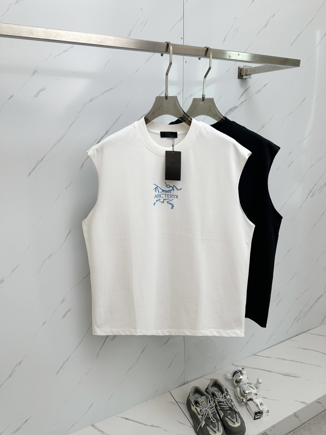 NO:474172,The latest vest in 2025ss summer, available at the counter at the same time, original orders, fashionable casual vests, comfortable upper body!  Eye-catching and highlighted, using imported original fabrics, top-grade craft letter pattern logo, simple but not lacking in fashion, fashionable and handsome on the upper body, 2 colors recommended, S-XL, alexander wang19860909背心 2025ss夏季最新品,专柜同步有售,原单狠货,时尚休闲背心 上身舒适！吸睛而有亮点,采用进口原版面料,顶级工艺字母图案logo,简单而不失时尚,上身时尚帅气,2色推荐,码数S—XL,,alexander wang,Men's clothing