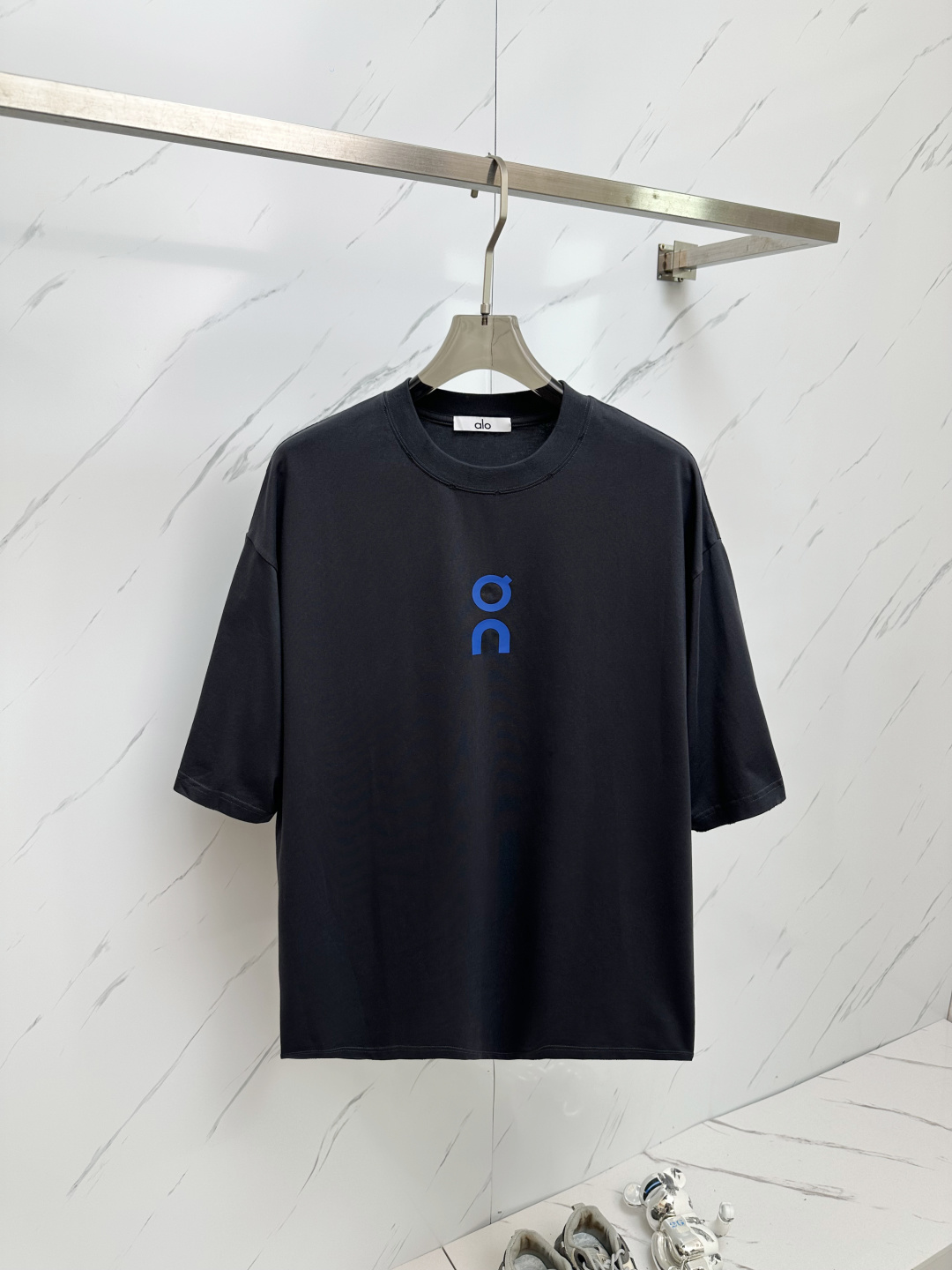 NO:493723,The same round neck short-sleeved T-shirt in the ss counter, customized fabric, the fabric is made of original elastic suede skin-friendly fabric, high elasticity and easy to retract, the chest is made of brand logo pattern, a must-have item for high-end people, enter and exit the counter at will, buy with confidence. The same model for men and women, sizes XS—L,,T-shirt,tees,t-shirt,alexander wang19860909ss专柜同款圆领短袖T恤 定制面料 面料采用原厂弹力绒面亲肤面料, 高弹力好伸缩,胸前采用品牌Logo标志图案 高端人士必备单品,随意出入专柜,放心购买. 男女同款 尺码XS—L,,T-shirt,tees，t-shirt,alexander wang,Men's clothing