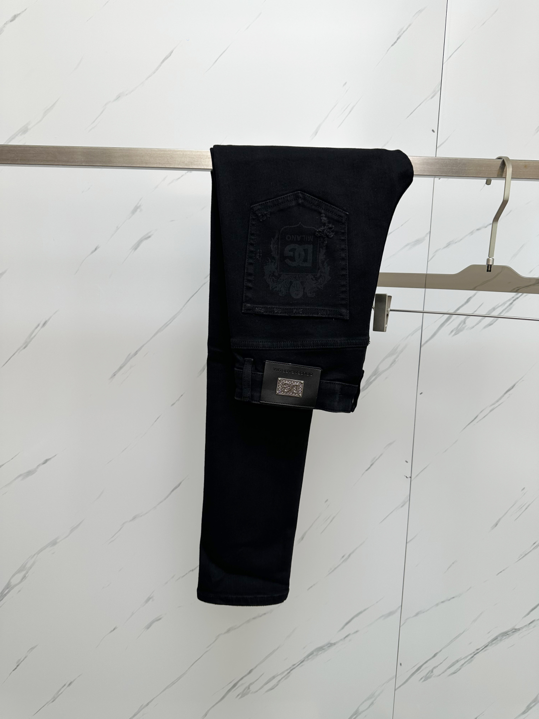 Elegantes Jeans Negros Dolce & Gabbana con Logo Estampado para Hombre