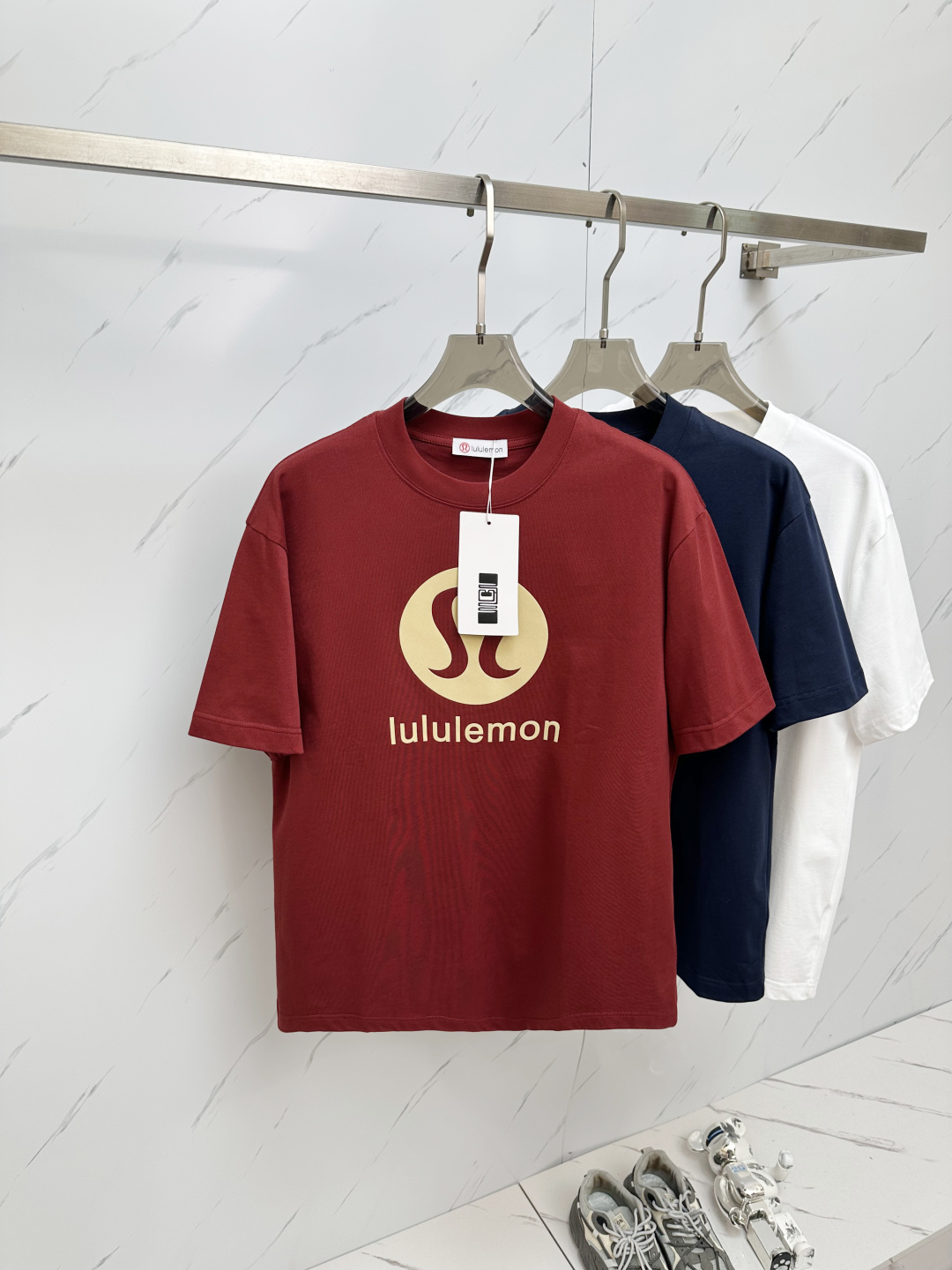 NO:439305,The latest 2025ss summer products, available at the same time on the counter, original singles, fashionable and casual round neck short-sleeved T-shirt, comfortable on the upper body!  Eye-catching and highlighted, using imported original fabric, top-level 3D digital printing craft letter pattern logo, simple but not lacking in fashion, fashionable and handsome on the upper body, 2 colors recommended, code number S-2XL,, T-shirt,tees, t-shirt,alexander wang198609092025ss夏季最新品,专柜同步有售,原单狠货,时尚休闲圆领短袖T恤,上身舒适！吸睛而有亮点,采用进口原版面料,顶级3D数码印花工艺字母图案logo,简单而不失时尚,上身时尚帅气,2色推荐,码数S—2XL,,T-shirt,tees，t-shirt,alexander wang,Men's clothing