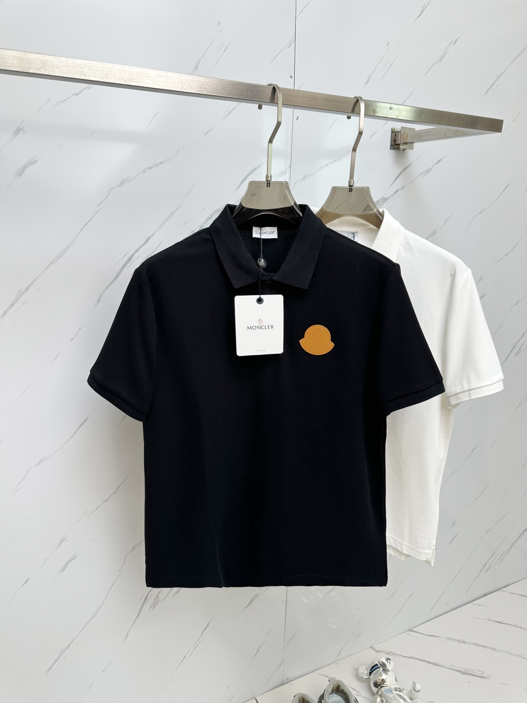 NO:503388,MO 2025ss classic fashion lapel Polo shirt short sleeves trading company channel orders, the official website is released simultaneously, simple and elegant, fashionable and versatile, and the quality is even more unscrupulous!! The quality of the fabric is as high as ever, soft and stylish, breathable and comfortable. The upper body has a good drape, not easy to deform! It is even more difficult to fade! It makes the overall upper body effect more low-key, luxurious, noble and elegant! It shows a different flavor! Business casual, fashionable and versatile, it is simply a must-have item for every successful man! Number M-3XL, T-shirt, alexander wang19860909MO 2025ss经典时尚翻领 Polo衫短袖 贸易公司渠道订单,官网同步发售,简约大气,时尚百搭,品相更是无法挑剔!!面料这块品质也是一如既往的高规格,,柔软有型、透气舒适.上身垂感好,不易变形!更不易褪色! 使得整体的上身效果更加的低调奢华,高贵典雅!彰显出别样的风味!商务休闲,时尚百搭,简直是每位成功男士的必备单品! 码数M-3XL,,T-shirt,alexander wang,Men's clothing