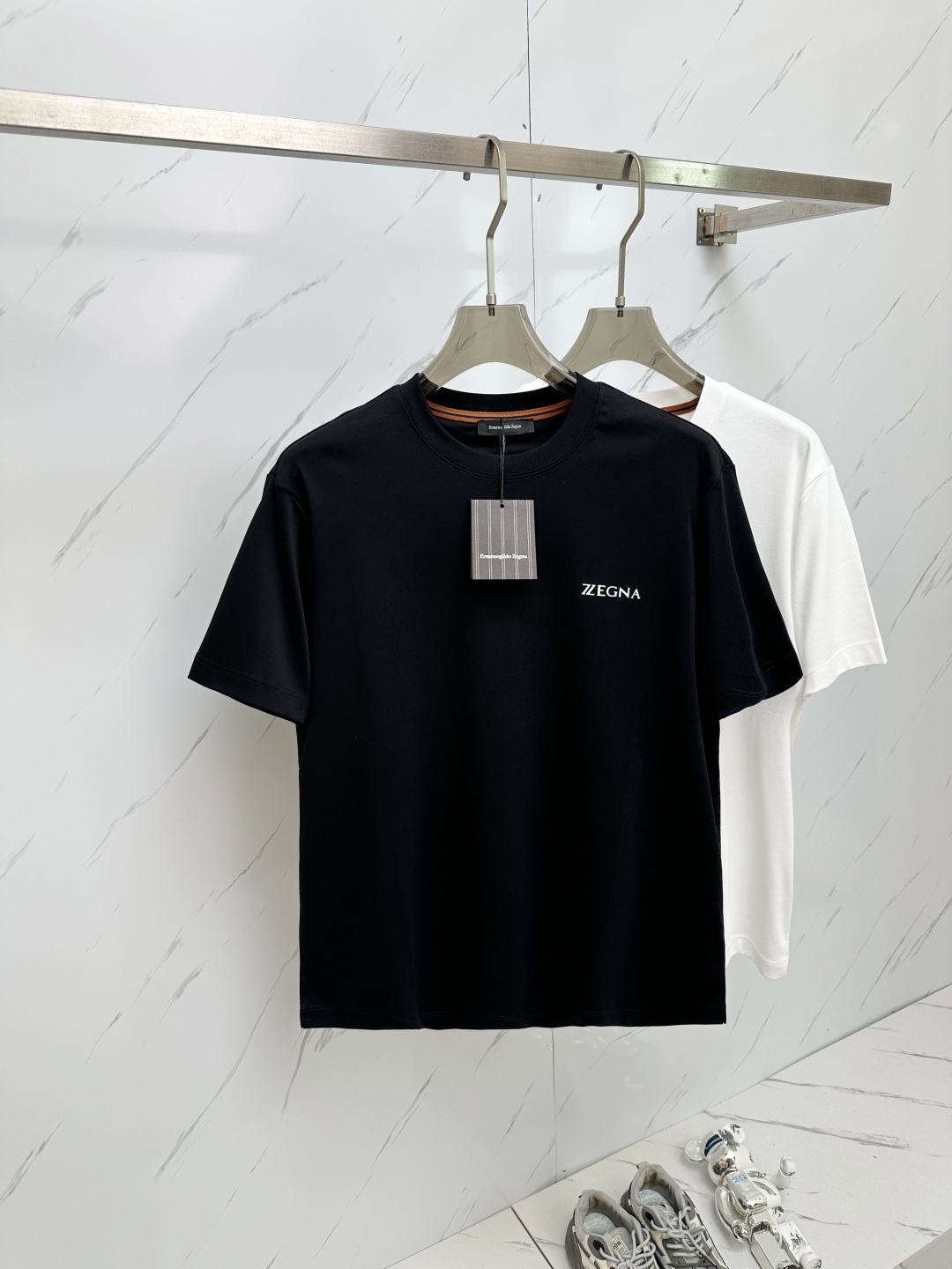 NO:503383,GUCCI 2025 spring and summer new men's round neck short-sleeved T-shirt is sold simultaneously in the counter, high-end quality, high-version, classic letter logo design, customized imported cotton fabric, soft and delicate, skin-friendly and comfortable and breathable, casual and simple, and the upper body is very handsome and stylish. A must-have item for men!  Code number M—3XL, gucci, T-shirt,tees, t-shirt,alexander wang19860909GUCCI 2025春夏新款男士圆领短袖T恤 专柜同步售卖,高端品质 高版本 经典字母logo设计 定制进口纯棉面料 手感柔软细腻 穿着亲肤舒适又透气,休闲又简单,上身非常帅气有型 男士必备单品 ！ 码数M—3XL,,gucci,T-shirt,tees，t-shirt,alexander wang,Men's clothing