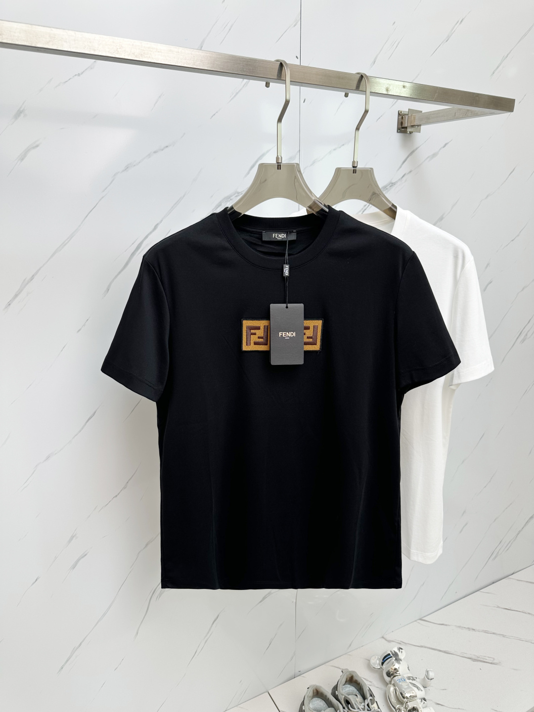 NO:503417,FD 2025 spring and summer new men's round neck short-sleeved T-shirt is sold simultaneously in the counter, high-end quality, high-version, classic letter logo design, customized imported cotton fabric, soft and delicate, skin-friendly and comfortable and breathable, casual and simple, and the upper body is very handsome and stylish. A must-have item for men!  Code number M-3XL, T-shirt,tees,t-shirt,alexander wang19860909FD 2025春夏新款男士圆领短袖T恤 专柜同步售卖,高端品质 高版本 经典字母logo设计 定制进口纯棉面料 手感柔软细腻 穿着亲肤舒适又透气,休闲又简单,上身非常帅气有型 男士必备单品 ！ 码数M—3XL,,T-shirt,tees，t-shirt,alexander wang,Men's clothing