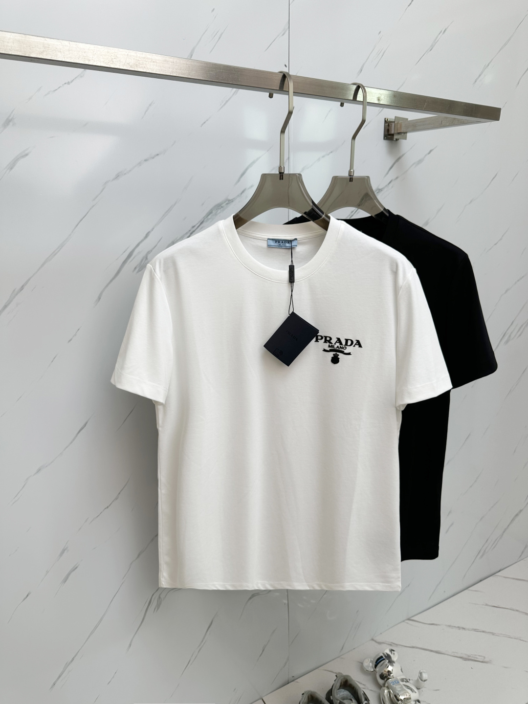 NO:503392,PRADA's new men's round neck short-sleeved T-shirt in spring and summer, sold simultaneously in counters, high-end quality, high-version, classic letter logo design, customized imported cotton fabric, soft and delicate, skin-friendly and comfortable and breathable, casual and simple, and the upper body is very handsome and stylish. A must-have item for men!  Code number M-3XL, prada, T-shirt,tees, t-shirt,alexander wang19860909PRADA 2025春夏新款男士圆领短袖T恤 专柜同步售卖,高端品质 高版本 经典字母logo设计 定制进口纯棉面料 手感柔软细腻 穿着亲肤舒适又透气,休闲又简单,上身非常帅气有型 男士必备单品 ！ 码数M—3XL,,prada,T-shirt,tees，t-shirt,alexander wang,Men's clothing