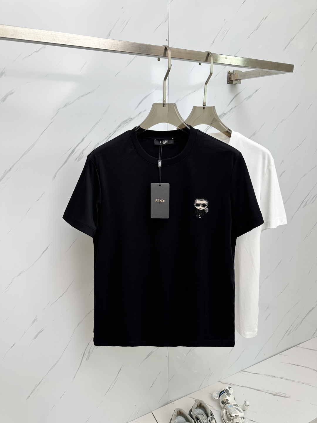 NO:503418,FD 2025 spring and summer new men's round neck short-sleeved T-shirt is sold simultaneously in the counter, high-end quality, high-version, classic letter logo design, customized imported cotton fabric, soft and delicate, skin-friendly and comfortable and breathable, casual and simple, and the upper body is very handsome and stylish. A must-have item for men!  Code number M-3XL, T-shirt,tees,t-shirt,alexander wang19860909FD 2025春夏新款男士圆领短袖T恤 专柜同步售卖,高端品质 高版本 经典字母logo设计 定制进口纯棉面料 手感柔软细腻 穿着亲肤舒适又透气,休闲又简单,上身非常帅气有型 男士必备单品 ！ 码数M—3XL,,T-shirt,tees，t-shirt,alexander wang,Men's clothing