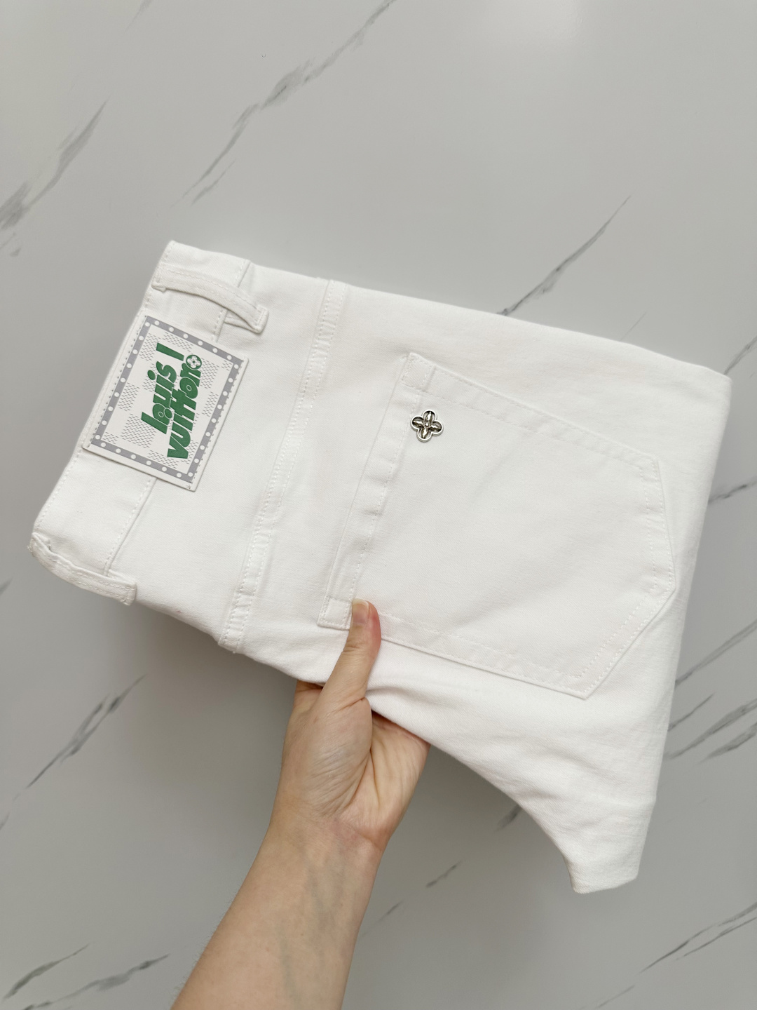 NO:454784,The official website counter is available at the same time. The original single product is a super stylish jeans, customized original washing denim fabric, unique design, top-grade printing craft letter pattern logo, original hardware and auxiliary decoration, extremely superior jeans, the materials and craftsmanship are extremely luxurious and exquisite, the grade is extremely high, the upper body is handsome and stylish, recommended, digits 29-38, jeans, alexander wang19860909官网专柜同步有售,原单狠货,超级有范儿的一款牛仔裤,定制原版水洗牛仔面料,独特设计,顶级印花工艺字母图案logo,原版五金辅料装饰,极为翘楚的一款牛仔裤,用料与工艺都极致奢华精湛,档次极高,上身帅气有型,推荐,码数29—38,,jeans,alexander wang,Men's clothing