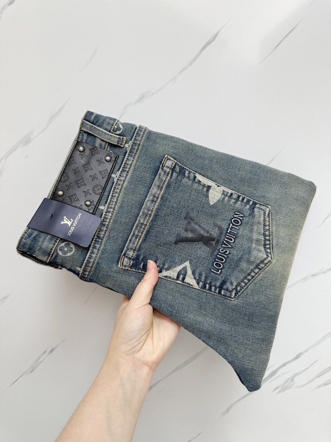 NO:454787,LV official website counter is available simultaneously, original singles, super stylish jeans, customized original washing denim fabric, unique design, top-grade printed craft letter pattern logo, original hardware and auxiliary decoration, extremely superior jeans, the materials and craftsmanship are extremely luxurious and exquisite, extremely high-end, handsome and stylish, recommended, digits 29-38,, louis vuitton, jeans, alexander wang19860909LV 官网专柜同步有售,原单狠货,超级有范儿的一款牛仔裤,定制原版水洗牛仔面料,独特设计,顶级印花工艺字母图案logo,原版五金辅料装饰,极为翘楚的一款牛仔裤,用料与工艺都极致奢华精湛,档次极高,上身帅气有型,推荐,码数29—38,,louis vuitton,jeans,alexander wang,Men's clothing