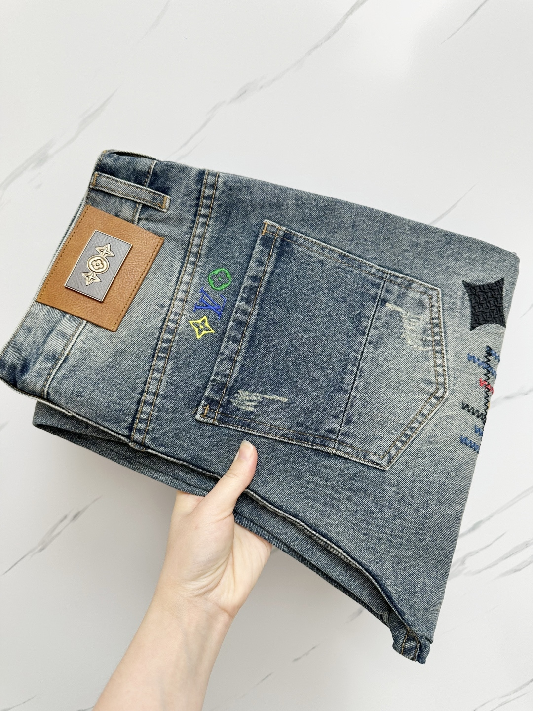 NO:522260,The official website counter is available at the same time. The original single product is a super stylish jeans, customized original washing denim fabric, unique design, top-grade printing craft letter pattern logo, original hardware and auxiliary decoration, extremely superior jeans, the materials and craftsmanship are extremely luxurious and exquisite, the grade is extremely high, the upper body is handsome and stylish, recommended, digits 29-38, jeans, alexander wang19860909官网专柜同步有售,原单狠货,超级有范儿的一款牛仔裤,定制原版水洗牛仔面料,独特设计,顶级印花工艺字母图案logo,原版五金辅料装饰,极为翘楚的一款牛仔裤,用料与工艺都极致奢华精湛,档次极高,上身帅气有型,推荐,码数29—38,,jeans,alexander wang,Men's clothing