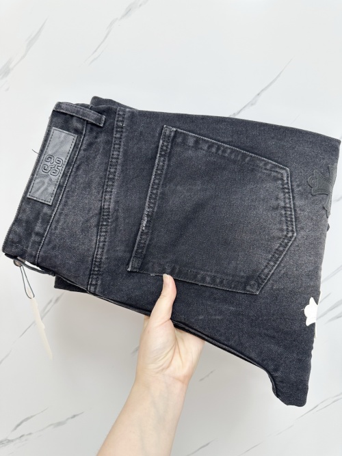 Chrome Hearts 25SS Distressed Wash Denim Jeans - Fashion-Forward and Comfortable 1 Chrome Hearts 25SS Distressed Wash Denim Jeans - Fashion-Forward and Comfortable