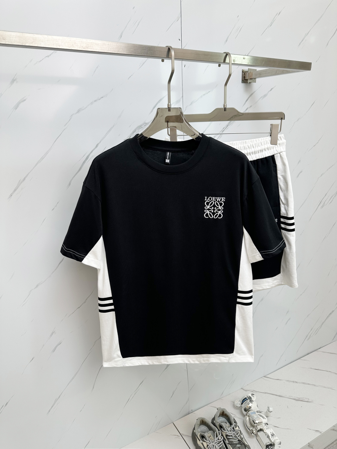 NO:446132,Set LOEWE 2025 new casual suit, exquisite details and full of high-end sense. Customized high-end fabrics, with a crisp and stylish upper body, comfortable and not tight. The clean and neat tailoring is full of urban style, just feel good when worn. The first choice for high-end fashion fashion people, the upper body effect is super good!  Number of codes: M-3XL, loewe, alexander wang19860909套装LOEWE 2025新款休闲套装,细节精致高级,高级感满满.定制高端面料,上身挺括有型,舒适不紧绷.干净利落的剪裁都市风十足,穿上心情就好,高端潮流时尚人士首选,上身效果超级好看！码数:M-3XL,,loewe,alexander wang,Men's clothing