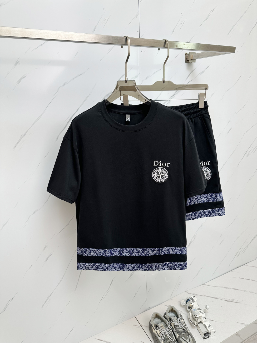 NO:446138,Set DIOR 2025 new casual suit, exquisite details and full of high-end sense. Customized high-end fabrics, with a crisp and stylish upper body, comfortable and not tight. The clean and neat tailoring is full of urban style, just feel good when worn. The first choice for high-end fashion fashion people, the upper body effect is super good!  Number of codes: M-3XL, dior, alexander wang19860909套装DIOR 2025新款休闲套装,细节精致高级,高级感满满.定制高端面料,上身挺括有型,舒适不紧绷.干净利落的剪裁都市风十足,穿上心情就好,高端潮流时尚人士首选,上身效果超级好看！码数:M-3XL,,dior,alexander wang,Men's clothing