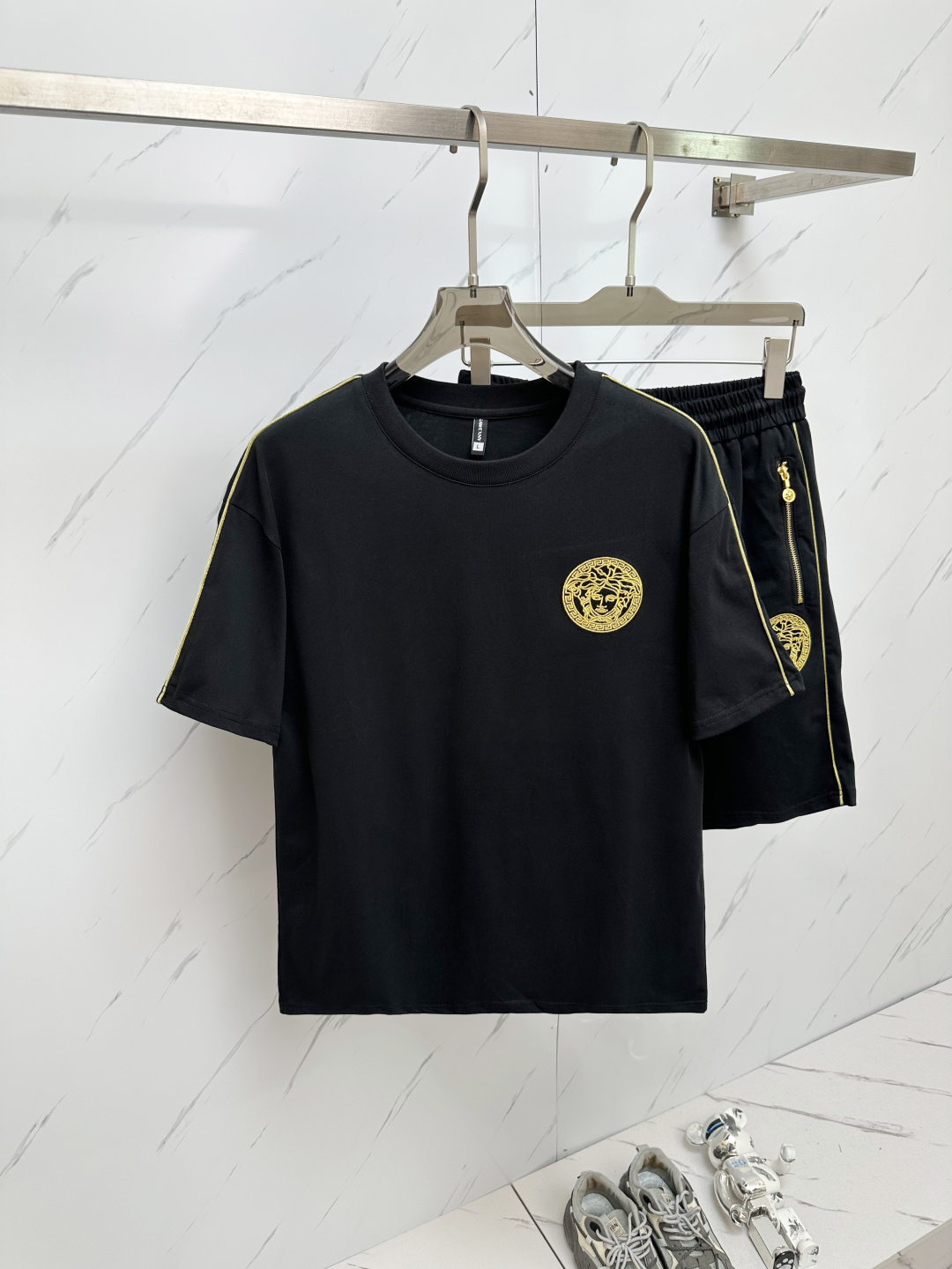 NO:446145,Set Versace 2025 new casual suit, exquisite details and full of high-end sense. Customized high-end fabrics, with crisp and stylish upper body, comfortable and not tight. The clean and neat tailoring is full of urban style, just feel good when worn. The first choice for high-end fashion fashion people, the upper body effect is super good!  Code count: M-3XL, versace, alexander wang19860909套装范思哲 2025新款休闲套装,细节精致高级,高级感满满.定制高端面料,上身挺括有型,舒适不紧绷.干净利落的剪裁都市风十足,穿上心情就好,高端潮流时尚人士首选,上身效果超级好看！码数:M-3XL,,versace,alexander wang,Men's clothing