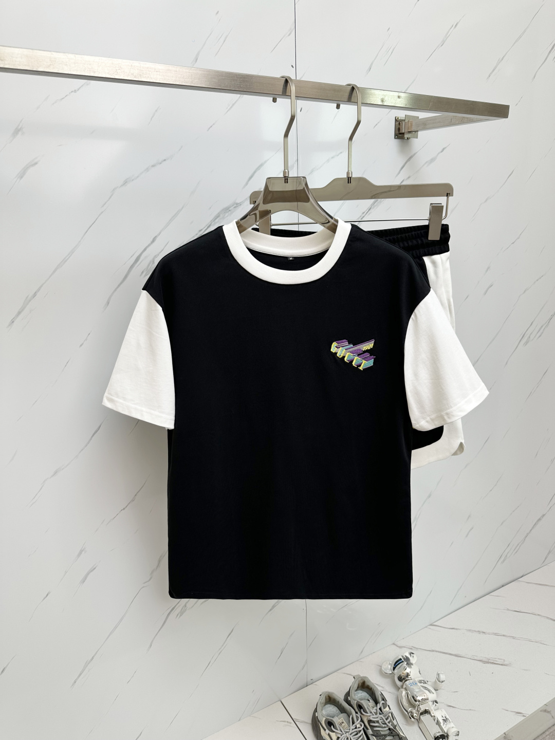 NO:446152,Set GUCCI2025 new casual suit, exquisite details and full of high-end sense. Customized high-end fabrics, with a crisp and stylish upper body, comfortable and not tight. The clean and neat tailoring is full of urban style, and it is good to wear it. It is the first choice for high-end fashion fashion people, and the upper body effect is super good!  Number of codes: M-3XL, gucci, alexander wang19860909套装GUCCI2025新款休闲套装,细节精致高级,高级感满满.定制高端面料,上身挺括有型,舒适不紧绷.干净利落的剪裁都市风十足,穿上心情就好,高端潮流时尚人士首选,上身效果超级好看！码数:M-3XL,,gucci,alexander wang,Men's clothing