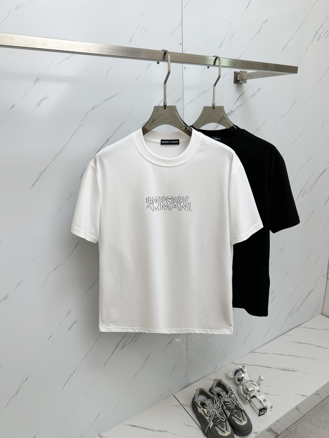 NO:446158,The latest model of the 25 counter is synchronized with the new 2025 spring and summer short-sleeved T-shirt for men and women, and the counter is released simultaneously!  Customized exclusive pure cotton fabric, customized original craft threads, and chest heavy-work letter logo craft design!  Simple and generous, calm and versatile, extremely high-end, perfectly integrated with fashion and style, a top fashionable style that perfectly suits the outside wear!  The overall feeling is natural!  The ultimate classic versatile short-sleeved T-shirt is designed with the latest three-dimensional letter logo pattern elements!  The ultimate perfection of heavy industry!  Fans who pursue high quality are please buy them by themselves, and all fans who know the goods are invited to appreciate this model together!  !  L-3XL, T-shirt,tees,t-shirt,alexander wang1986090925专柜同步最新款 2025春夏新款男女同款短袖T恤,专柜同步发售！定制专属纯棉面料,定制原版工艺螺纹,胸前重工字母logo工艺设计！简约大方,从容百搭,档次极高,完美融入时尚还有风情感一款完美符合外穿的顶尖时髦气质款！整体给人浑然天成的感觉！极致经典的百搭型短袖T恤,采用最新的立体字母logo图案元素设计！极致的重工极致的完美！追求高品质的粉丝们请自行抢购,诚邀所有识货的粉丝一同鉴赏此款！！L—3XL,,T-shirt,tees，t-shirt,alexander wang,Men's clothing