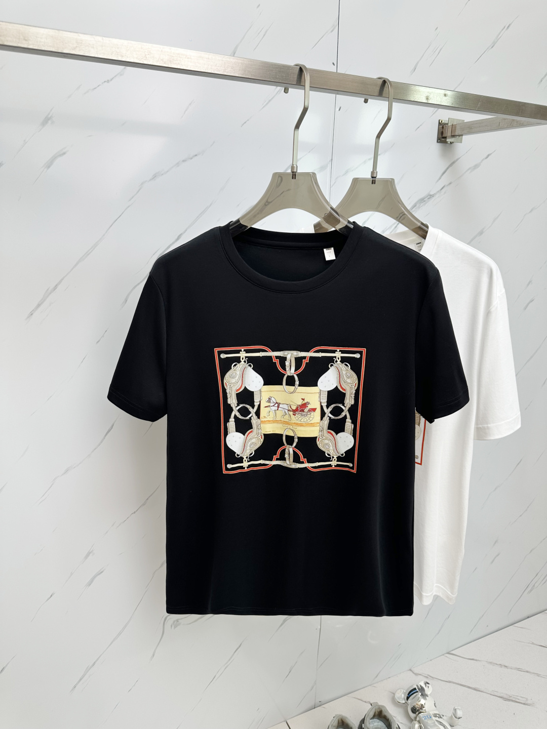 NO:422668,HERMES 25SS new spring and summer short-sleeved version, the highest version of customized quick-drying fabric, simple and fashionable style, super beautiful color matching!  Classic logo design, simple and elegant style!  F58 is full of high-end feel, and can be worn all seasons. Simple European style, simple and elegant, the same style on sale on the official website. Color: White. Number of codes 48-58 Please report height and weight when placing an order)...,,hermes,hermes,T-shirt,alexander wang19860909HERMES 爱马仕 25SS新款春夏短袖 最高版本客供定制速干面料 简单时尚款,配色超级好看！经典logo的设计 简单大方的款式！f58满满的高级感,四季可穿.简欧风格,简洁大气,官网同款在售.颜色: 白色.码数48—58 下单请报身高体重）….,,hermes,hermes,T-shirt,alexander wang,Men's clothing