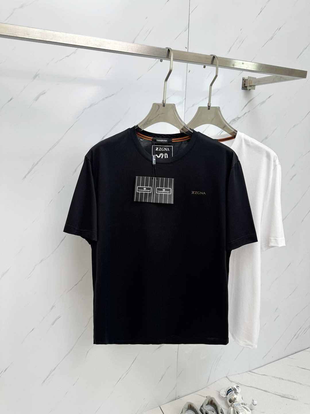 NO:422659,Jeni 25SS new spring and summer short-sleeved version, the highest version of customized quick-drying fabric, simple and fashionable style, super beautiful color matching!  Classic logo design, simple and elegant style!  F58 is full of high-end feel, and can be worn all seasons. Simple European style, simple and elegant, the same style on sale on the official website. Color: White. Number of codes 48-58 Please report height and weight when placing an order)...,,zegna, T-shirt,alexander wang19860909杰尼 25SS新款春夏短袖 最高版本客供定制速干面料 简单时尚款,配色超级好看！经典logo的设计 简单大方的款式！f58满满的高级感,四季可穿.简欧风格,简洁大气,官网同款在售.颜色: 白色.码数48—58 下单请报身高体重）….,,zegna,T-shirt,alexander wang,Men's clothing