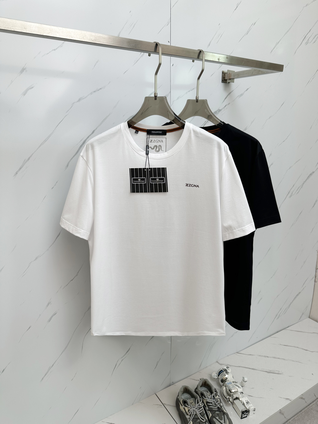 NO:491260,Jeni 25SS new spring and summer short-sleeved version, the highest version of customized quick-drying fabric, simple and fashionable style, super beautiful color matching!  Classic logo design, simple and elegant style!  F58 is full of high-end feel, and can be worn all seasons. Simple European style, simple and elegant, the same style on sale on the official website. Color: White. Number of codes 48-58 Please report height and weight when placing an order)...,,zegna, T-shirt,alexander wang19860909杰尼 25SS新款春夏短袖 最高版本客供定制速干面料 简单时尚款,配色超级好看！经典logo的设计 简单大方的款式！f58满满的高级感,四季可穿.简欧风格,简洁大气,官网同款在售.颜色: 白色.码数48—58 下单请报身高体重）….,,zegna,T-shirt,alexander wang,Men's clothing