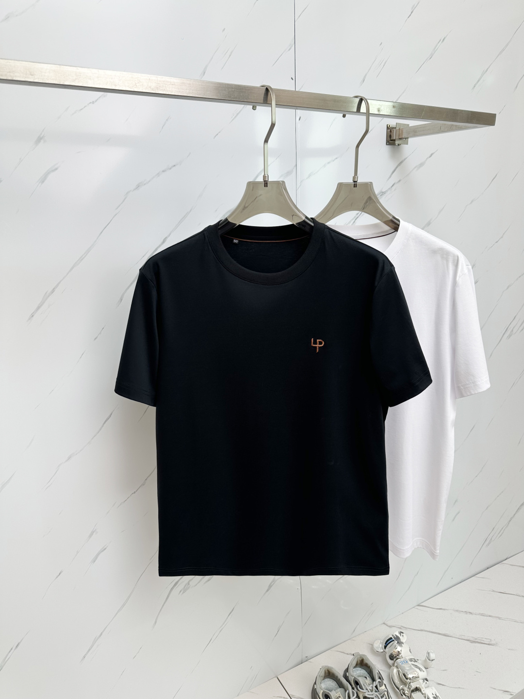 NO:422650,HERMES 25SS new spring and summer short-sleeved version, the highest version of customized quick-drying fabric, simple and fashionable style, super beautiful color matching!  Classic logo design, simple and elegant style!  F58 is full of high-end feel, and can be worn all seasons. Simple European style, simple and elegant, the same style on the official website is on sale. Number 48-58 Please report height and weight when placing an order)...,,hermes,hermes,T-shirt,alexander wang19860909HERMES 爱马仕 25SS新款春夏短袖 最高版本客供定制速干面料 简单时尚款,配色超级好看！经典logo的设计 简单大方的款式！f58满满的高级感,四季可穿.简欧风格,简洁大气,官网同款在售.码数48—58 下单请报身高体重）….,,hermes,hermes,T-shirt,alexander wang,Men's clothing