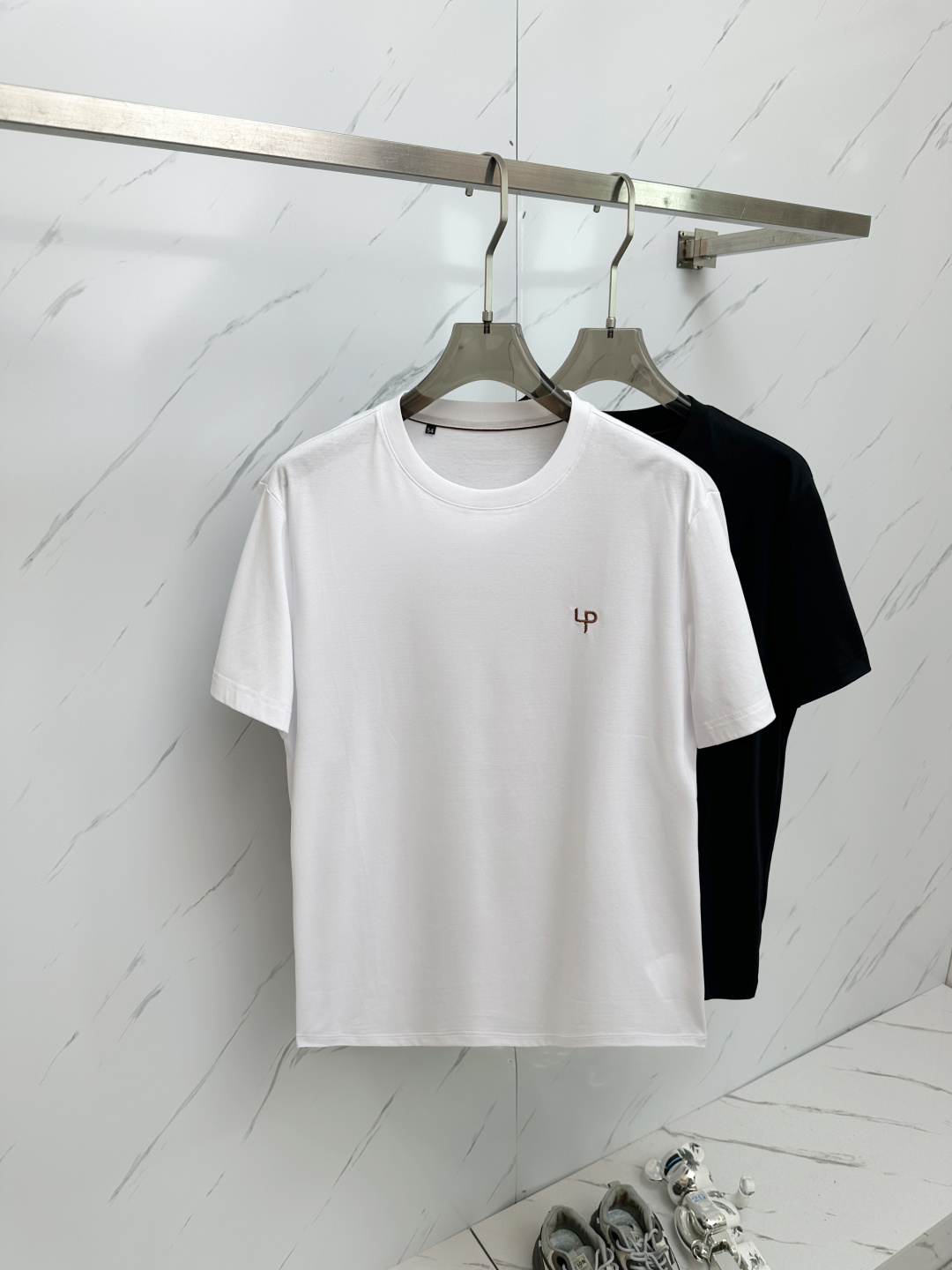 NO:422641,HERMES 25SS new spring and summer short-sleeved version, the highest version of customized quick-drying fabric, simple and fashionable style, super beautiful color matching!  Classic logo design, simple and elegant style!  F58 is full of high-end feel, and can be worn all seasons. Simple European style, simple and elegant, the same style on sale on the official website. Color: White. Number of codes 48-58 Please report height and weight when placing an order)...,,hermes,hermes,T-shirt,alexander wang19860909HERMES 爱马仕 25SS新款春夏短袖 最高版本客供定制速干面料 简单时尚款,配色超级好看！经典logo的设计 简单大方的款式！f58满满的高级感,四季可穿.简欧风格,简洁大气,官网同款在售.颜色: 白色.码数48—58 下单请报身高体重）….,,hermes,hermes,T-shirt,alexander wang,Men's clothing