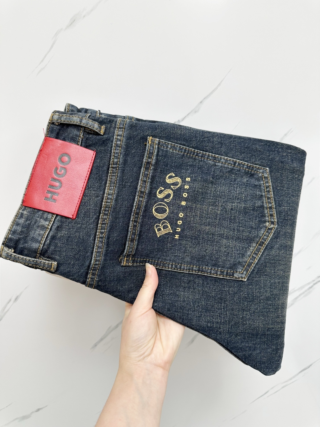 NO:428522,BOOS official website counter is available simultaneously, original singles are ruthless, super stylish jeans, customized original washing denim fabric, unique design, top-grade printed craft letter pattern logo, original hardware and auxiliary decoration, extremely superior jeans, the materials and craftsmanship are extremely luxurious and exquisite, extremely high-end, handsome and stylish, recommended, digits 29-36, jeans, alexander wang19860909BOOS 官网专柜同步有售,原单狠货,超级有范儿的一款牛仔裤,定制原版水洗牛仔面料,独特设计,顶级印花工艺字母图案logo,原版五金辅料装饰,极为翘楚的一款牛仔裤,用料与工艺都极致奢华精湛,档次极高,上身帅气有型,推荐,码数29—36,,jeans,alexander wang,Men's clothing