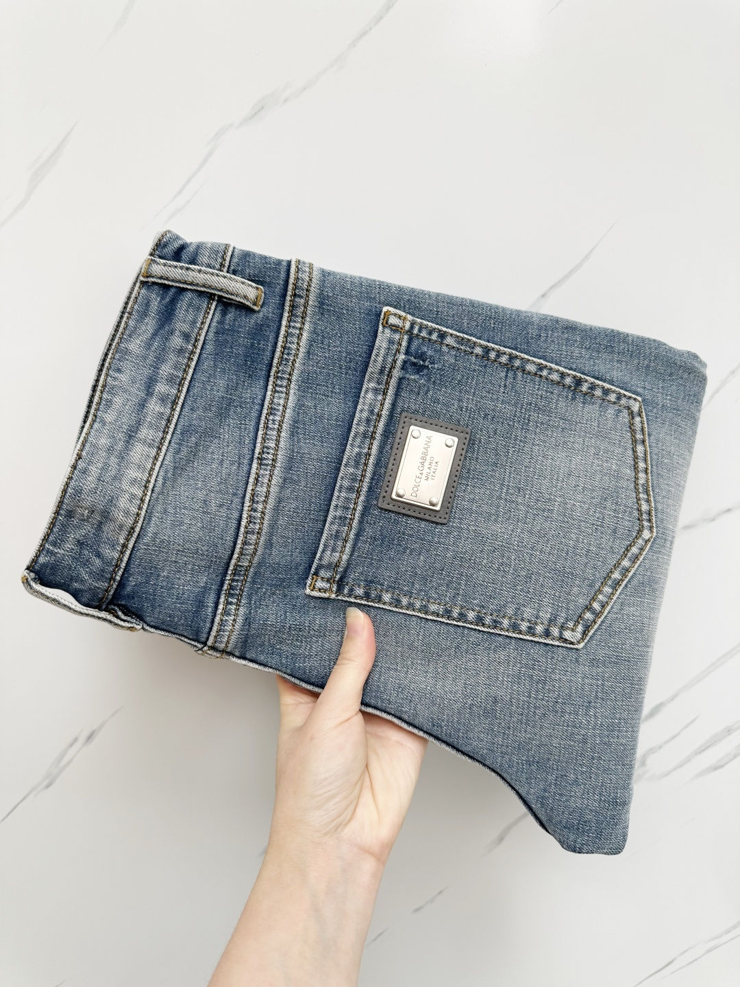 NO:428549,DG official website counter is available at the same time, original singles are ruthless, super stylish jeans, customized original washing denim fabric, unique design, top-grade printing craft letter pattern logo, original hardware and auxiliary decoration, extremely superior jeans, the materials and craftsmanship are extremely luxurious and exquisite, extremely high-end, handsome and stylish, recommended, digits 29-36, jeans, alexander wang19860909DG 官网专柜同步有售,原单狠货,超级有范儿的一款牛仔裤,定制原版水洗牛仔面料,独特设计,顶级印花工艺字母图案logo,原版五金辅料装饰,极为翘楚的一款牛仔裤,用料与工艺都极致奢华精湛,档次极高,上身帅气有型,推荐,码数29—36,,jeans,alexander wang,Men's clothing