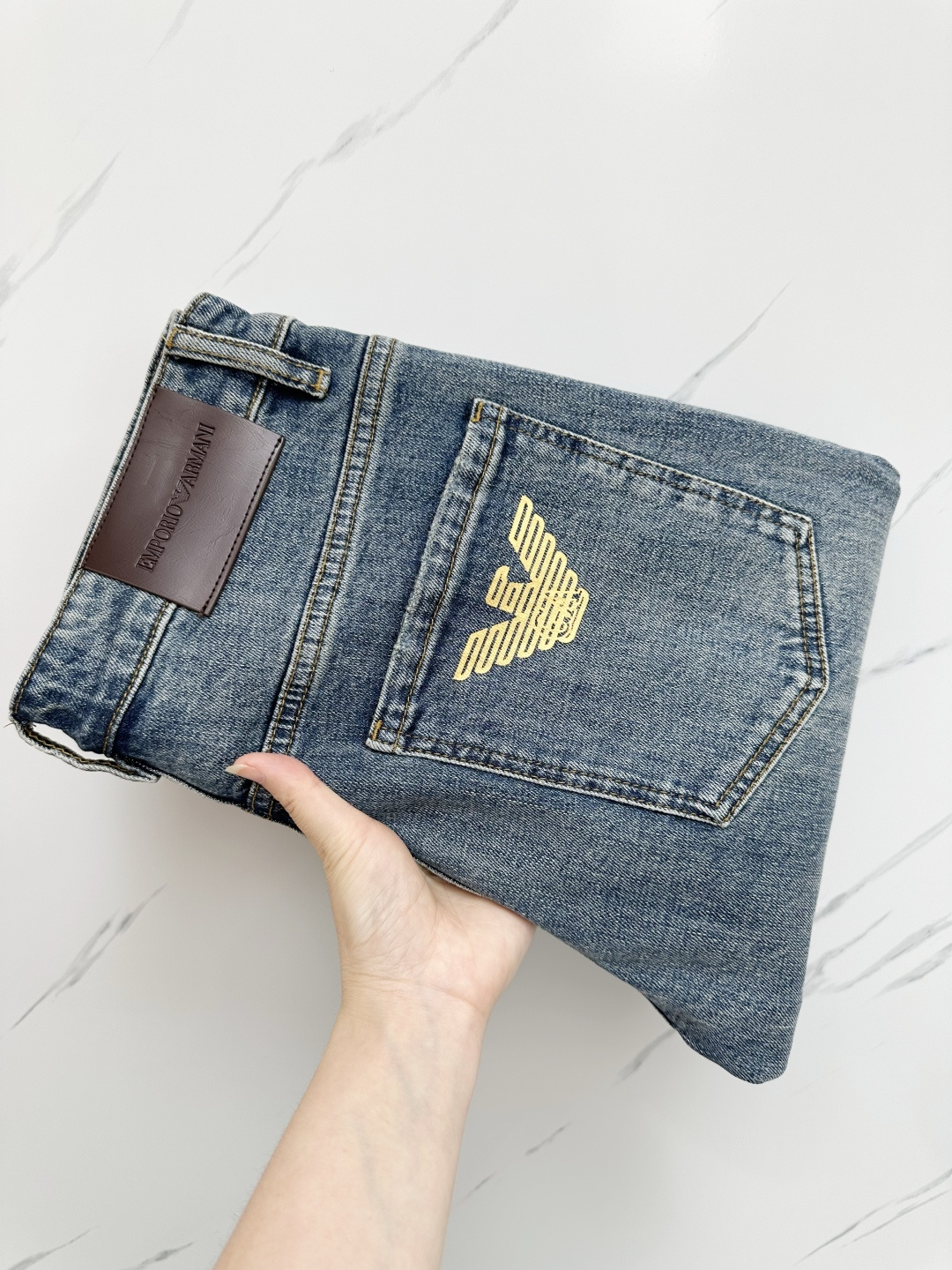 NO:428517,Amani official website counter is available at the same time, original singles are ruthless, super stylish jeans, customized original washing denim fabric, unique design, top-grade printing craft letter pattern logo, original hardware and auxiliary decoration, extremely superior jeans, the materials and craftsmanship are extremely luxurious and exquisite, extremely high-end, handsome and stylish, recommended, digits 29-36, jeans, alexander wang19860909Amani 官网专柜同步有售,原单狠货,超级有范儿的一款牛仔裤,定制原版水洗牛仔面料,独特设计,顶级印花工艺字母图案logo,原版五金辅料装饰,极为翘楚的一款牛仔裤,用料与工艺都极致奢华精湛,档次极高,上身帅气有型,推荐,码数29—36,,jeans,alexander wang,Men's clothing