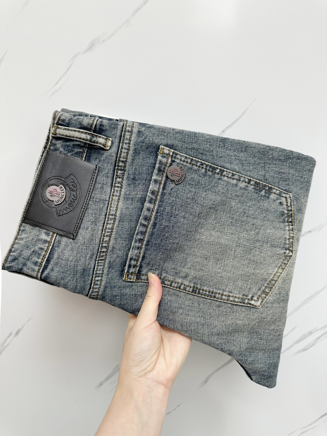 NO:428561,MO official website counter is available simultaneously, original singles, super stylish jeans, customized original washing denim fabric, unique design, top-grade printed craft letter pattern logo, original hardware and auxiliary decoration, extremely superior jeans, the materials and craftsmanship are extremely luxurious and exquisite, extremely high-end, handsome and stylish, recommended, digits 29-36, jeans, alexander wang19860909MO 官网专柜同步有售,原单狠货,超级有范儿的一款牛仔裤,定制原版水洗牛仔面料,独特设计,顶级印花工艺字母图案logo,原版五金辅料装饰,极为翘楚的一款牛仔裤,用料与工艺都极致奢华精湛,档次极高,上身帅气有型,推荐,码数29—36,,jeans,alexander wang,Men's clothing