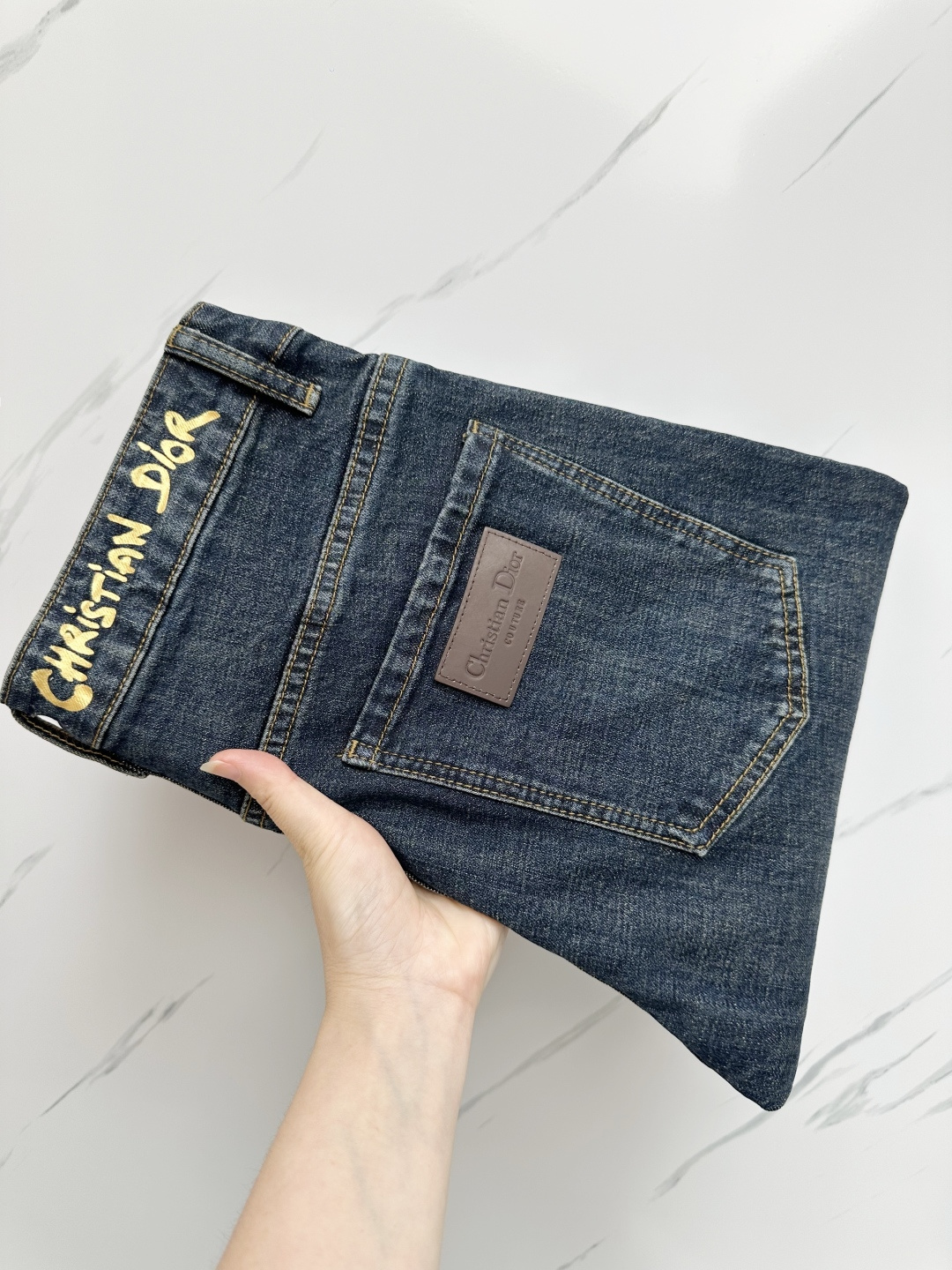 NO:428555,DIOR official website counter is available simultaneously, original singles, super stylish jeans, customized original washing denim fabric, unique design, top-grade printing craft letter pattern logo, original hardware and auxiliary decoration, extremely superior jeans, the materials and craftsmanship are extremely luxurious and exquisite, extremely high-end, handsome and stylish, recommended, digits 29-36,,dior,jeans,alexander wang19860909DIOR 官网专柜同步有售,原单狠货,超级有范儿的一款牛仔裤,定制原版水洗牛仔面料,独特设计,顶级印花工艺字母图案logo,原版五金辅料装饰,极为翘楚的一款牛仔裤,用料与工艺都极致奢华精湛,档次极高,上身帅气有型,推荐,码数29—36,,dior,jeans,alexander wang,Men's clothing