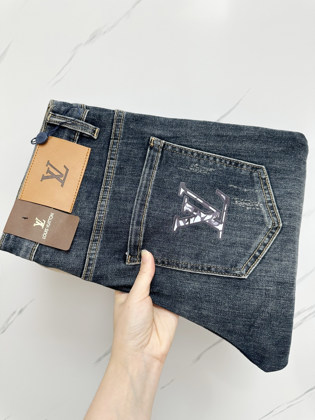 NO:565417,Available at the LV official website counter at the same time, original order, super stylish jeans, customized original washed denim fabric, unique design, top-notch printing technology letter pattern logo, original hardware accessories decoration, an extremely outstanding pair of jeans, the materials and craftsmanship are extremely luxurious and exquisite, extremely high grade, handsome and stylish upper body, recommended, size 28-38, louis vuitton, jeans, alexander wang19860909LV 官网专柜同步有售,原单狠货,超级有范儿的一款牛仔裤,定制原版水洗牛仔面料,独特设计,顶级印花工艺字母图案logo,原版五金辅料装饰,极为翘楚的一款牛仔裤,用料与工艺都极致奢华精湛,档次极高,上身帅气有型,推荐,码数28—38,,louis vuitton,jeans,alexander wang,Men's clothing