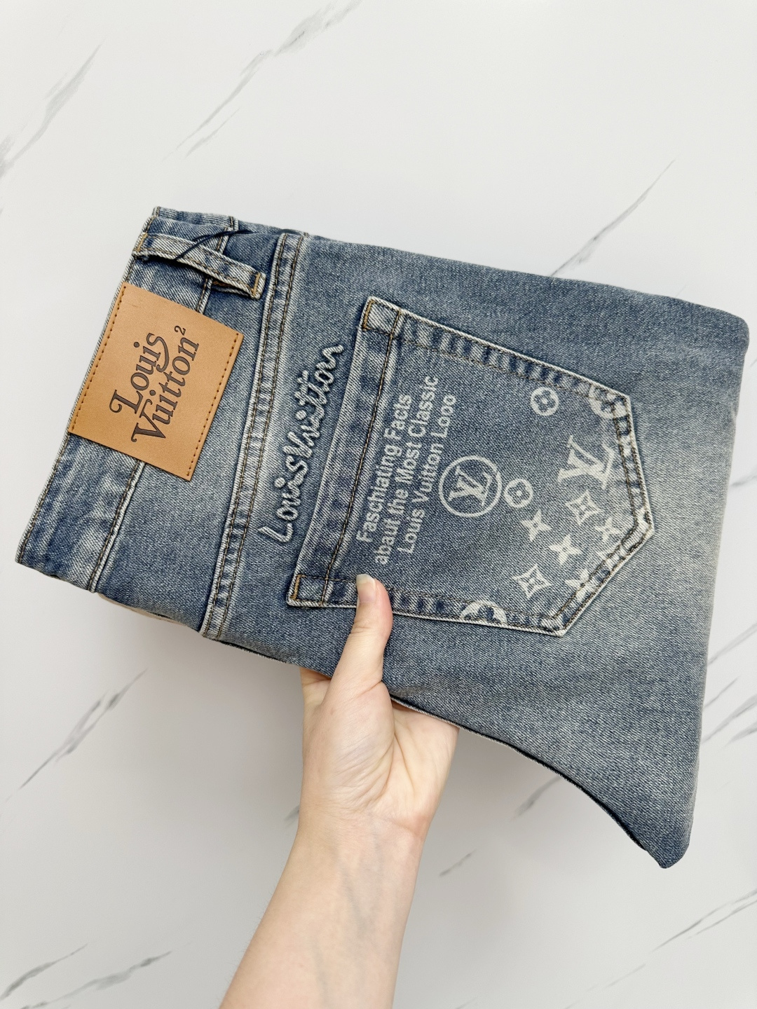 NO:565424,Available at the LV official website counter at the same time, original order, super stylish jeans, customized original washed denim fabric, unique design, top-notch printing technology letter pattern logo, original hardware accessories decoration, an extremely outstanding pair of jeans, the materials and craftsmanship are extremely luxurious and exquisite, extremely high grade, handsome and stylish upper body, recommended, size 28-38, louis vuitton, jeans, alexander wang19860909LV 官网专柜同步有售,原单狠货,超级有范儿的一款牛仔裤,定制原版水洗牛仔面料,独特设计,顶级印花工艺字母图案logo,原版五金辅料装饰,极为翘楚的一款牛仔裤,用料与工艺都极致奢华精湛,档次极高,上身帅气有型,推荐,码数28—38,,louis vuitton,jeans,alexander wang,Men's clothing