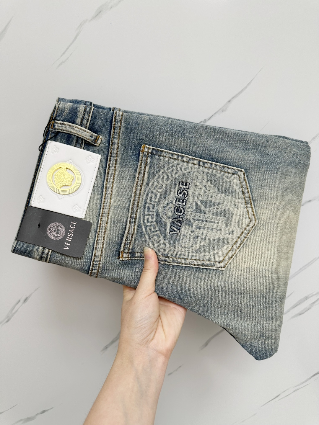 NO:565431,Versace's official website counters are available at the same time, original goods, super stylish jeans, customized original washed denim fabric, unique design, top-notch printing technology letter pattern logo, original hardware accessories decoration, an extremely outstanding pair of jeans, the materials and craftsmanship are extremely luxurious and exquisite, extremely high-grade, handsome and stylish upper body, recommended, code number 28-38,,versace,jeans,alexander wang19860909范思哲 官网专柜同步有售,原单狠货,超级有范儿的一款牛仔裤,定制原版水洗牛仔面料,独特设计,顶级印花工艺字母图案logo,原版五金辅料装饰,极为翘楚的一款牛仔裤,用料与工艺都极致奢华精湛,档次极高,上身帅气有型,推荐,码数28—38,,versace,jeans,alexander wang,Men's clothing