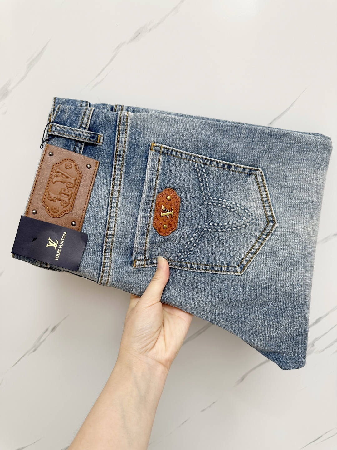 NO:565435,Available at the LV official website counter at the same time, original order, super stylish jeans, customized original washed denim fabric, unique design, top-notch printing technology letter pattern logo, original hardware accessories decoration, an extremely outstanding pair of jeans, the materials and craftsmanship are extremely luxurious and exquisite, extremely high grade, handsome and stylish upper body, recommended, size 28-38, louis vuitton, jeans, alexander wang19860909LV 官网专柜同步有售,原单狠货,超级有范儿的一款牛仔裤,定制原版水洗牛仔面料,独特设计,顶级印花工艺字母图案logo,原版五金辅料装饰,极为翘楚的一款牛仔裤,用料与工艺都极致奢华精湛,档次极高,上身帅气有型,推荐,码数28—38,,louis vuitton,jeans,alexander wang,Men's clothing