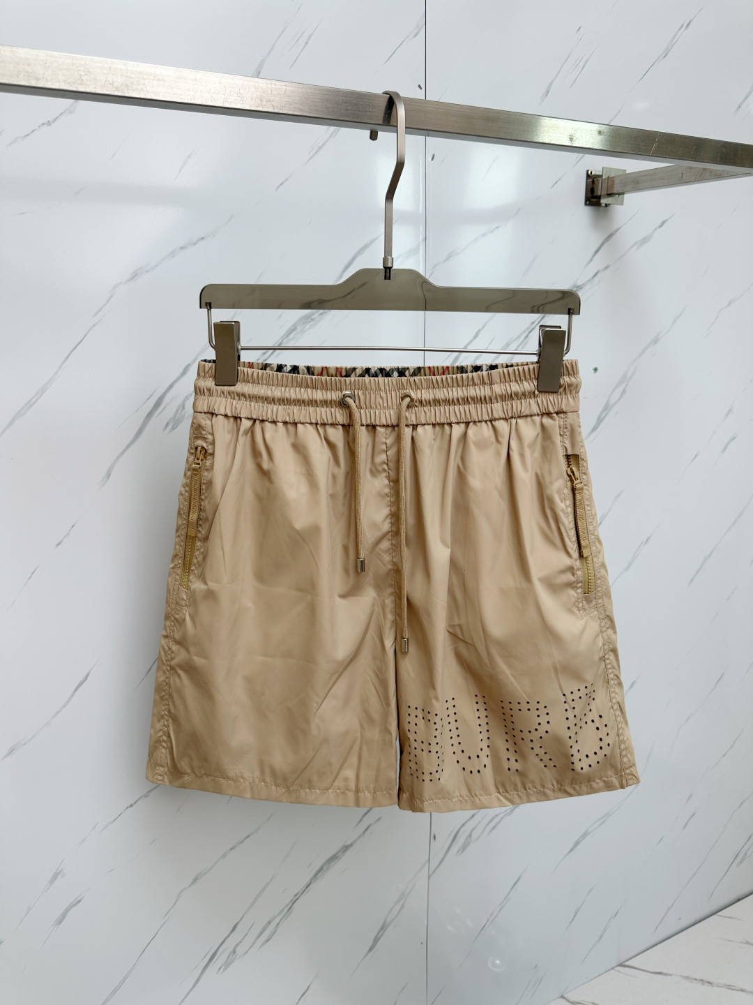 NO:430494,BURB 2025 Spring and Summer Latest Products, Special Counter Sale, Fashionable and Casual Shorts Imported Original Fabric, Extremely Complex Workmanship, Only the only channel to be used as a purchasing agent, classic triangle logo, original hardware and auxiliary materials decoration, extremely high grade, comfortable and versatile, handsome and stylish upper body, code M-3XL, burberry, shorts, alexander wang19860909BURB 2025春夏最新品,专柜同步有售,时尚休闲短裤 进口原版面料,做工极为复杂,唯一可以做代购级别的渠道狠货,经典三角标logo,原版五金辅料装饰,档次极高,舒适百搭,上身帅气有型,码数M—3XL,,burberry,shorts,alexander wang,Men's clothing